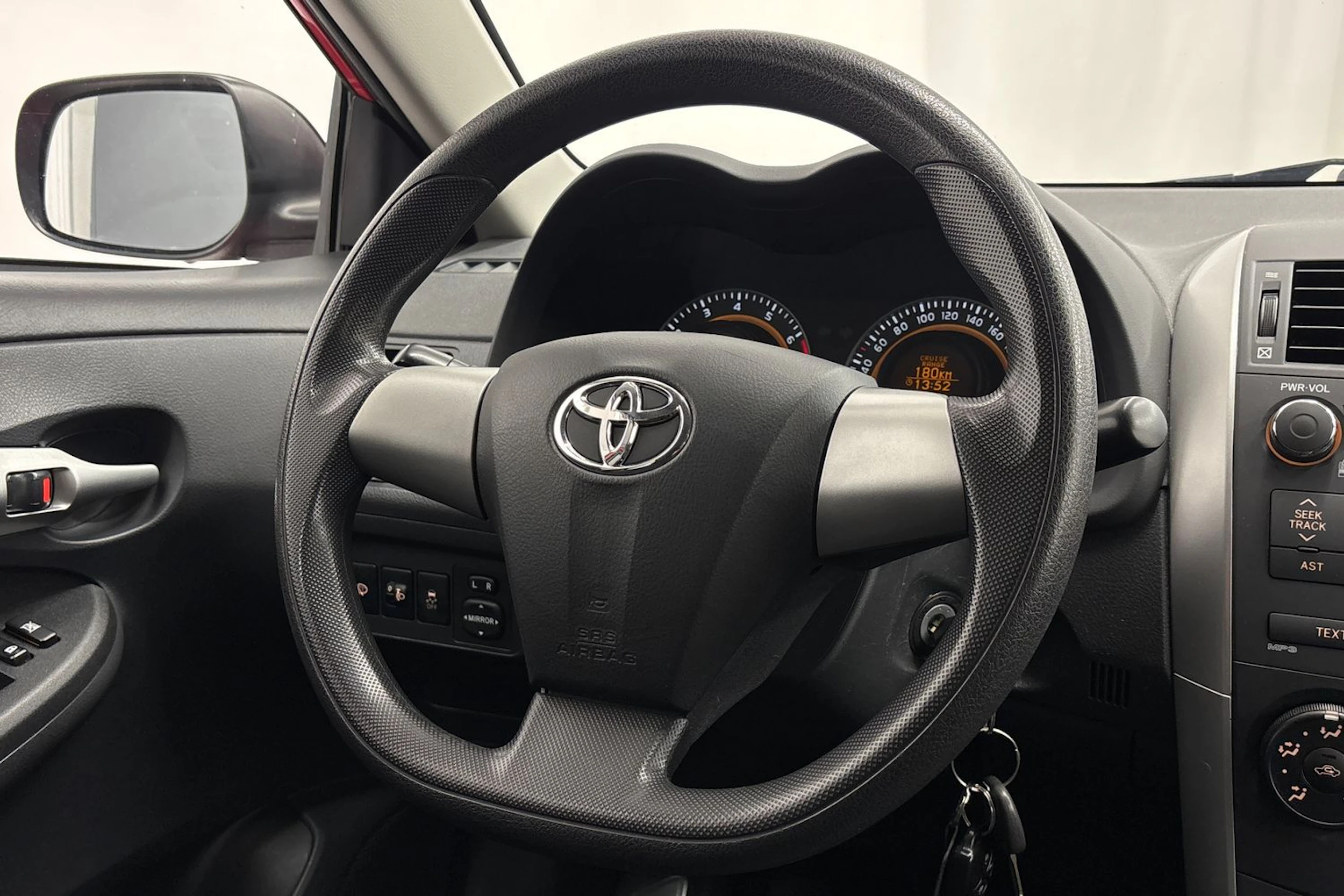 punainen Toyota Corolla 2012 kuva 12.