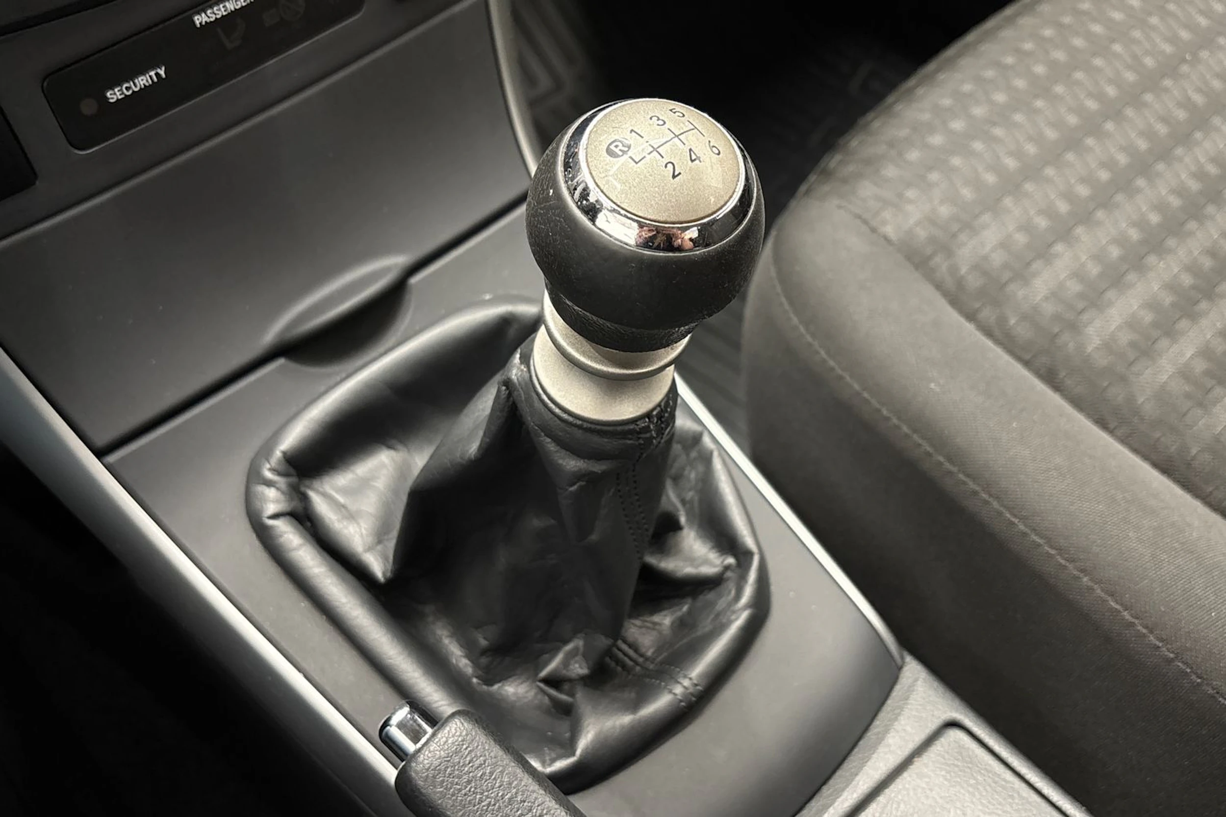 punainen Toyota Corolla 2012 kuva 16.