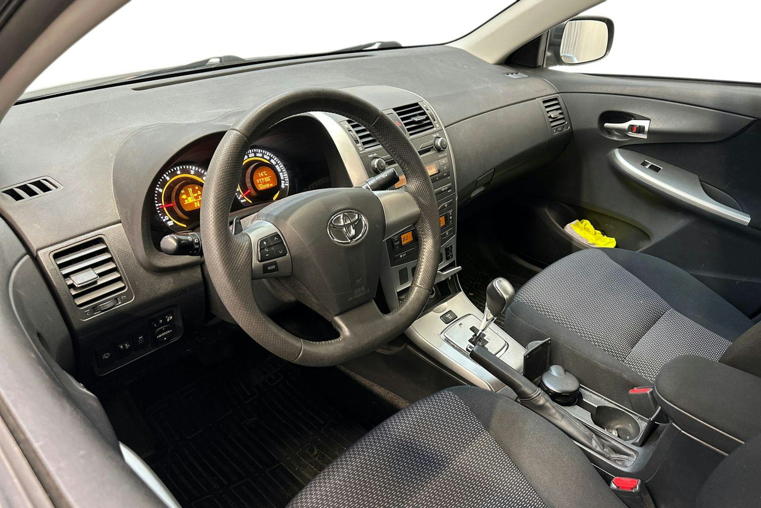 harmaa Toyota Corolla 2012 kuva 3.