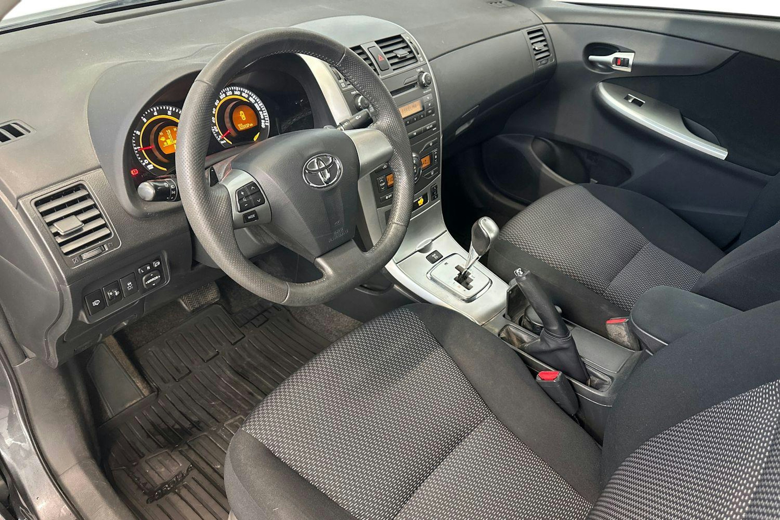 harmaa Toyota Corolla 2012 kuva 7.