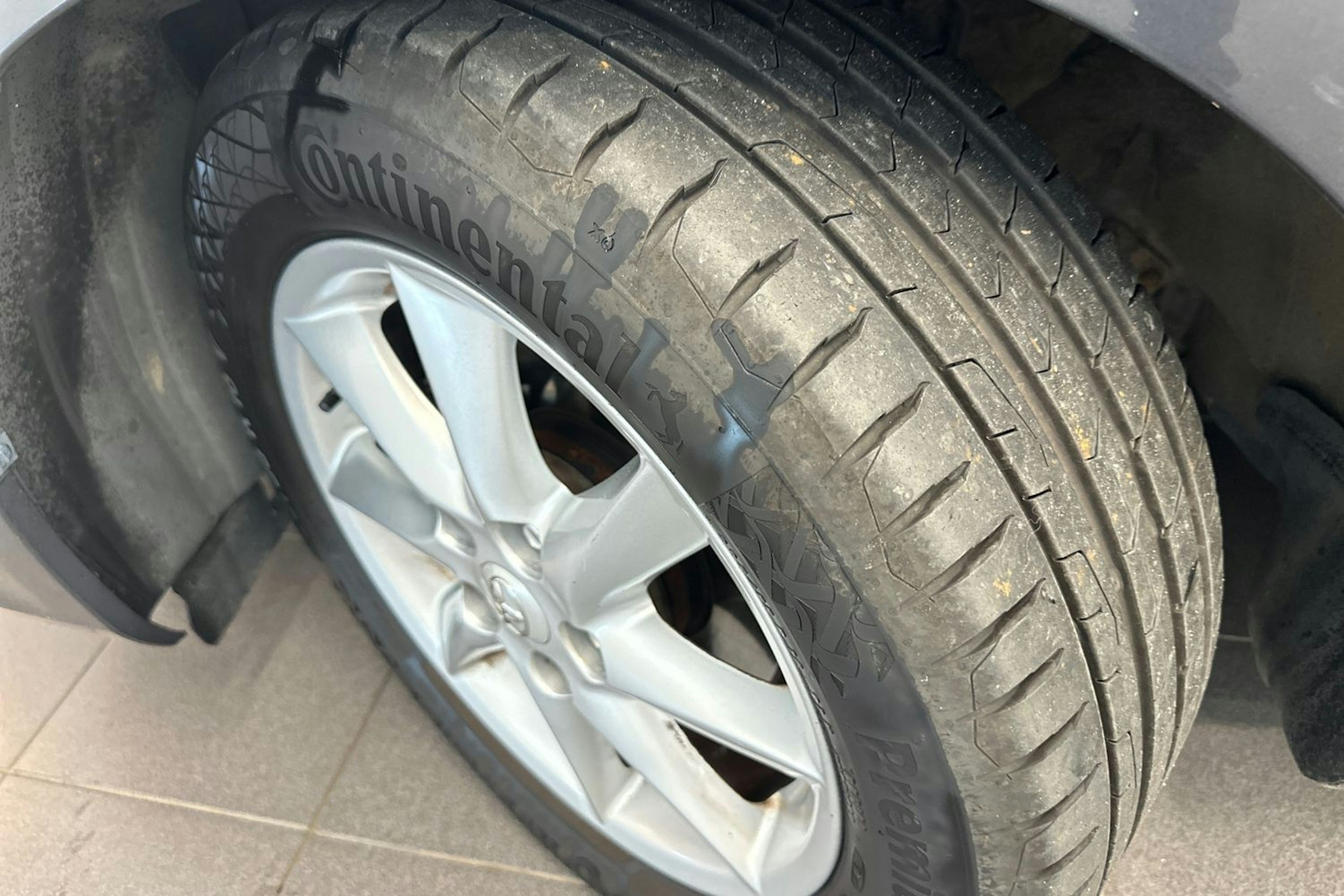 harmaa Toyota Corolla 2012 kuva 13.