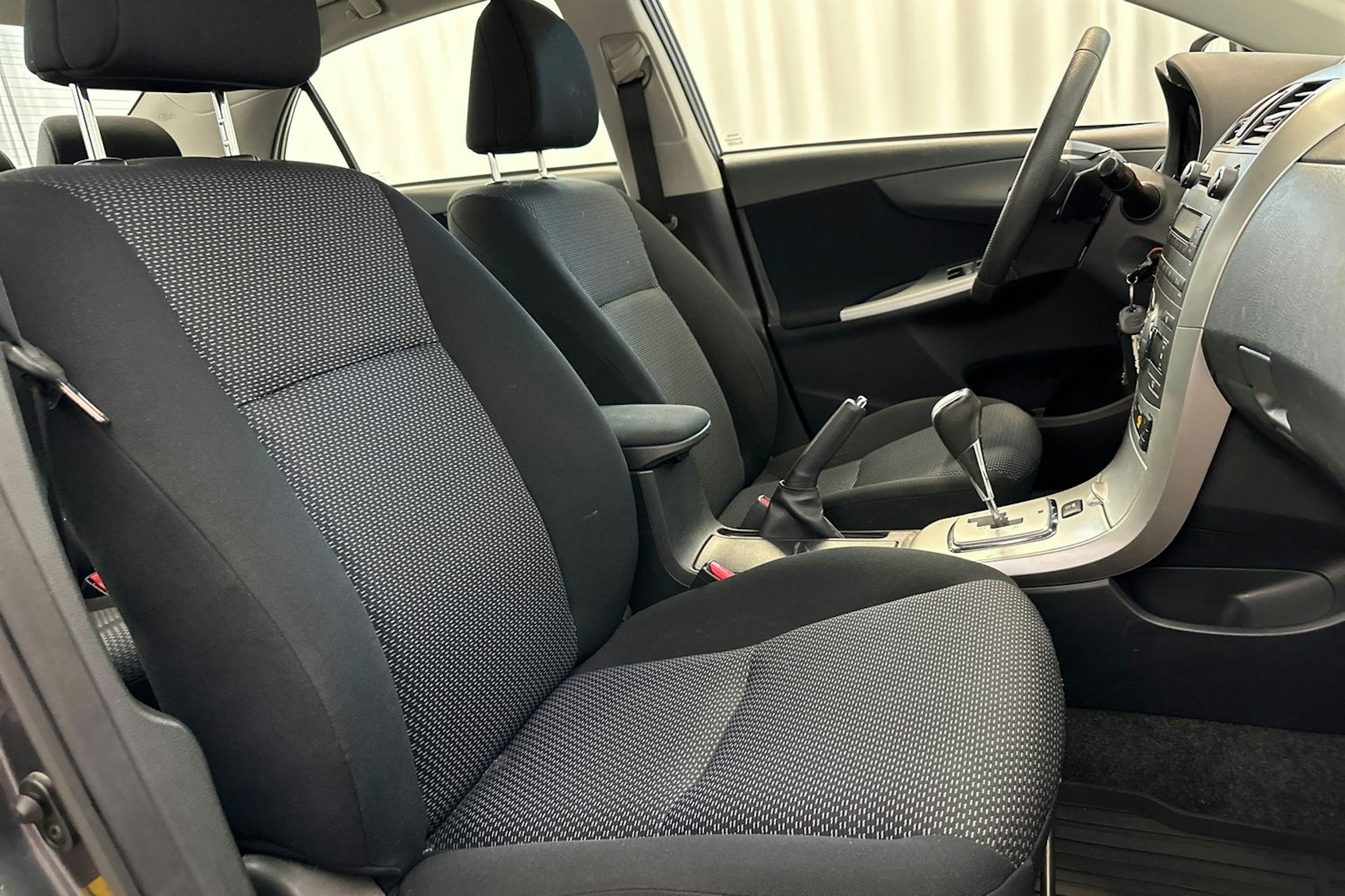 harmaa Toyota Corolla 2012 kuva 22.