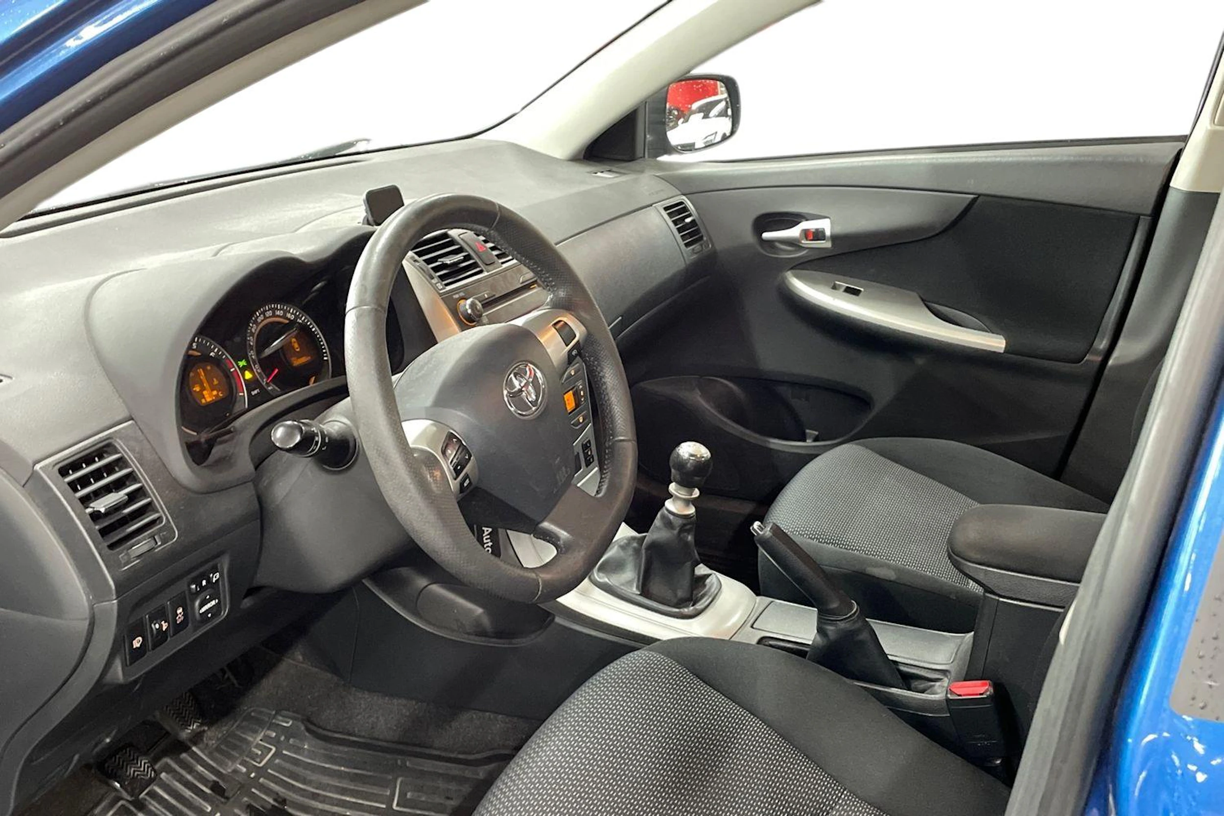 Sininen Toyota Corolla 2012 kuva 3.