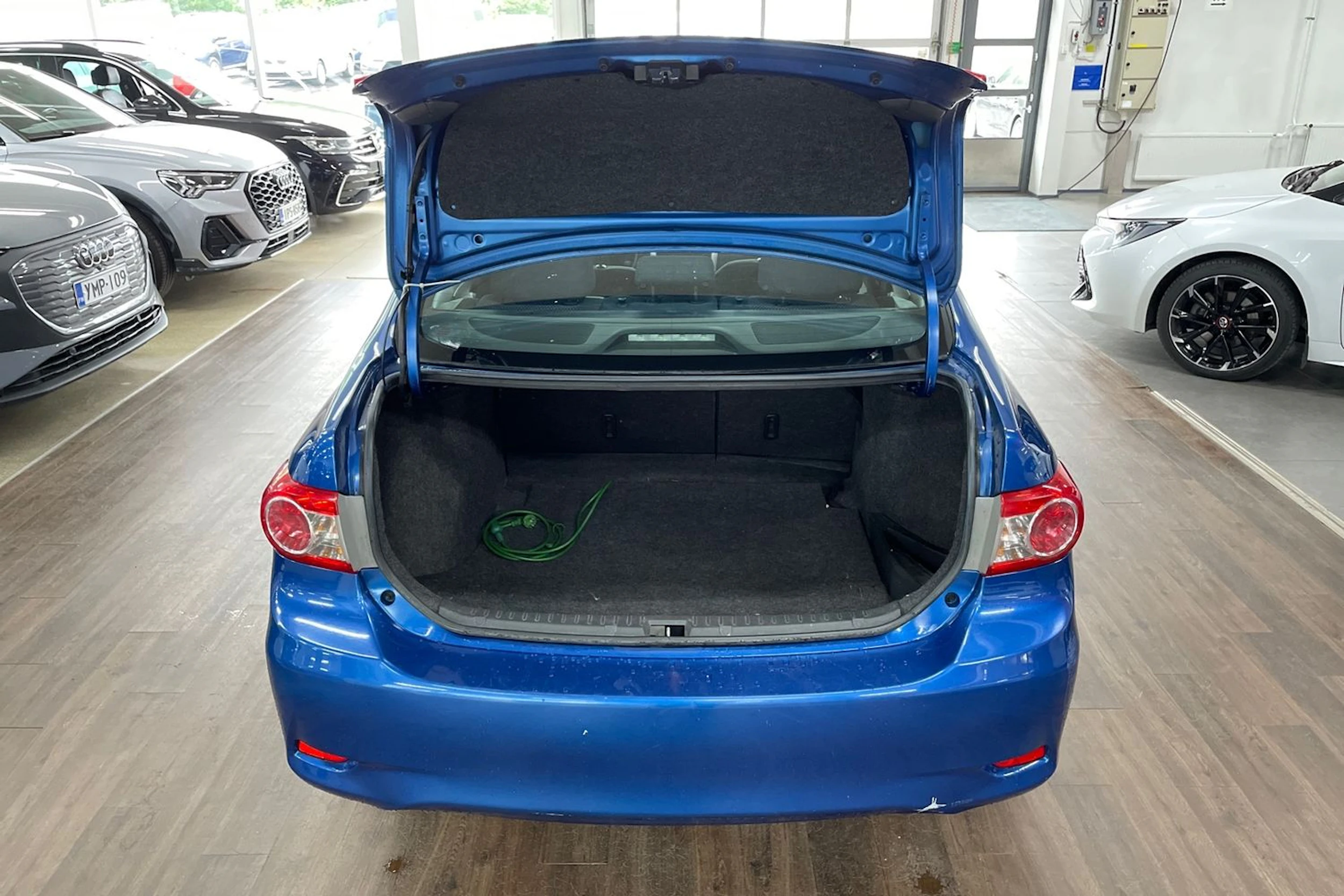 Sininen Toyota Corolla 2012 kuva 11.