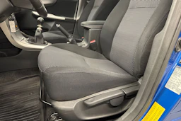 Sininen Toyota Corolla 2012 kuva 13.
