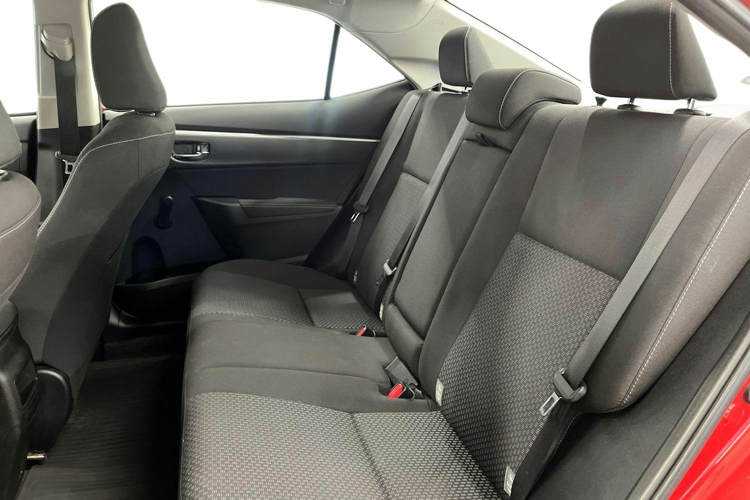 punainen Toyota Corolla 2013 kuva 10.