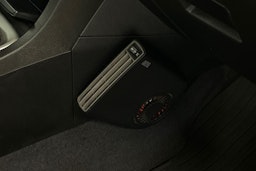 punainen Toyota Corolla 2013 kuva 26.