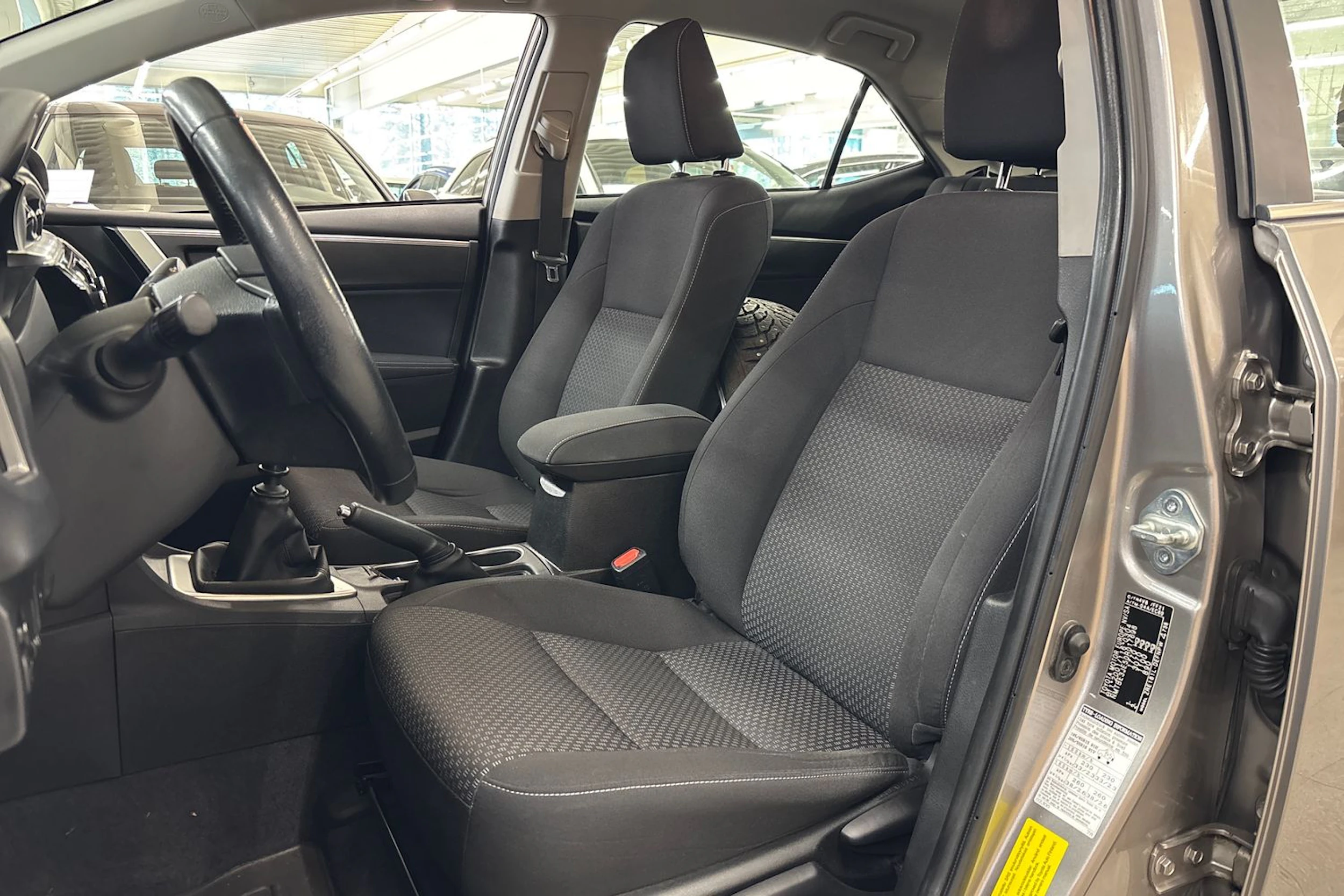 Ruskea (beige) Toyota Corolla 2013 kuva 4.