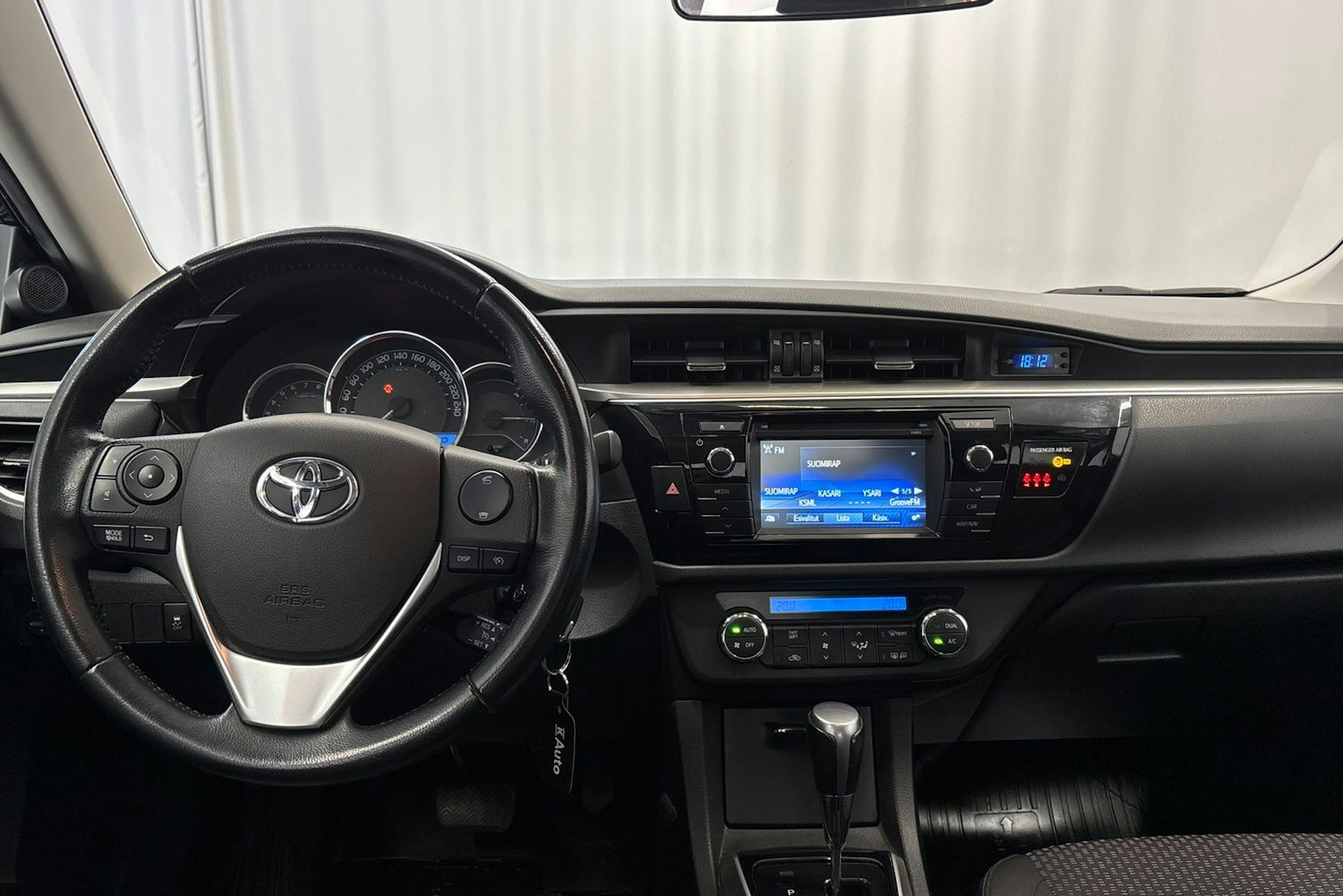 harmaa Toyota Corolla 2014 kuva 15.