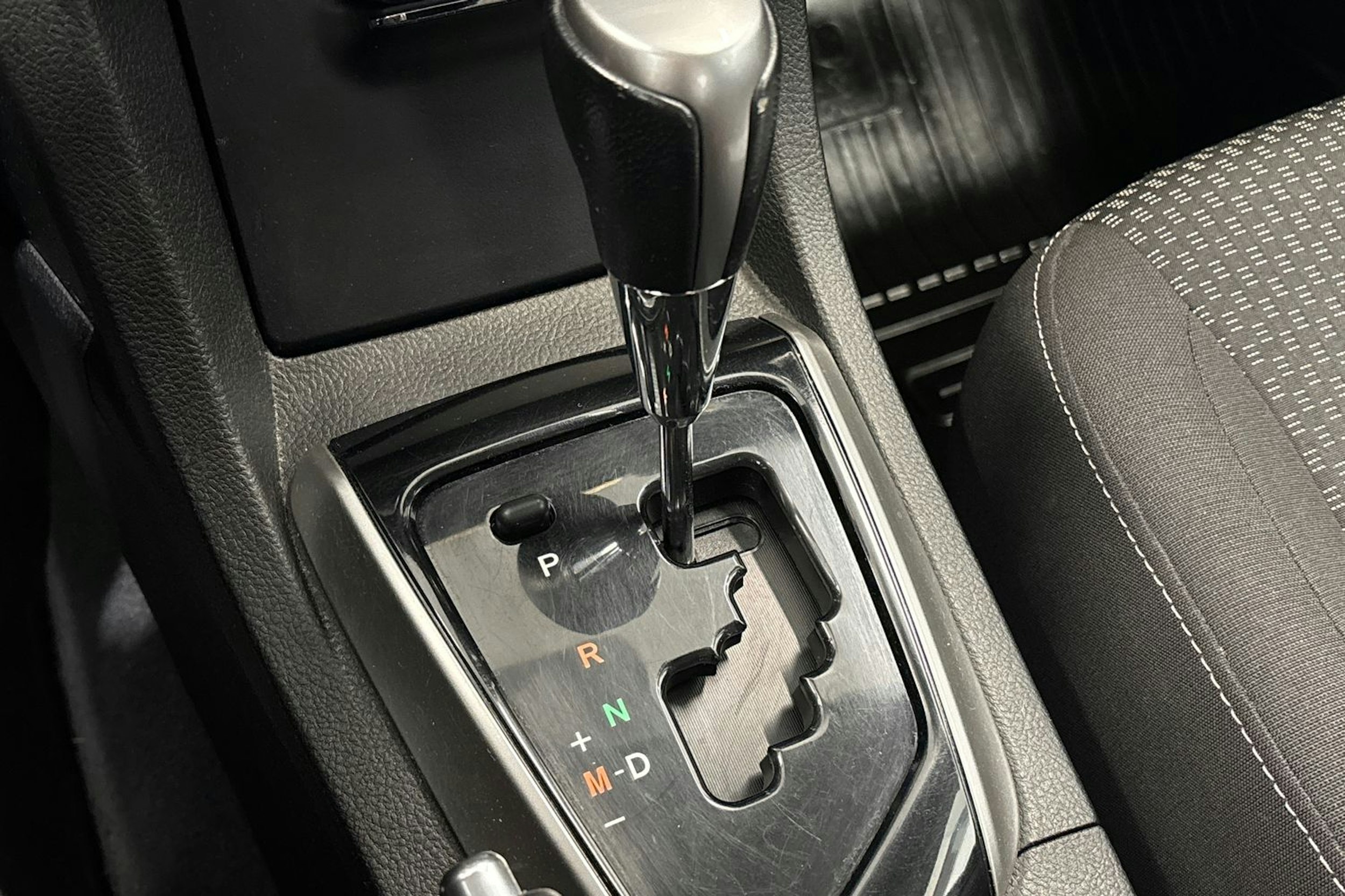 harmaa Toyota Corolla 2014 kuva 25.