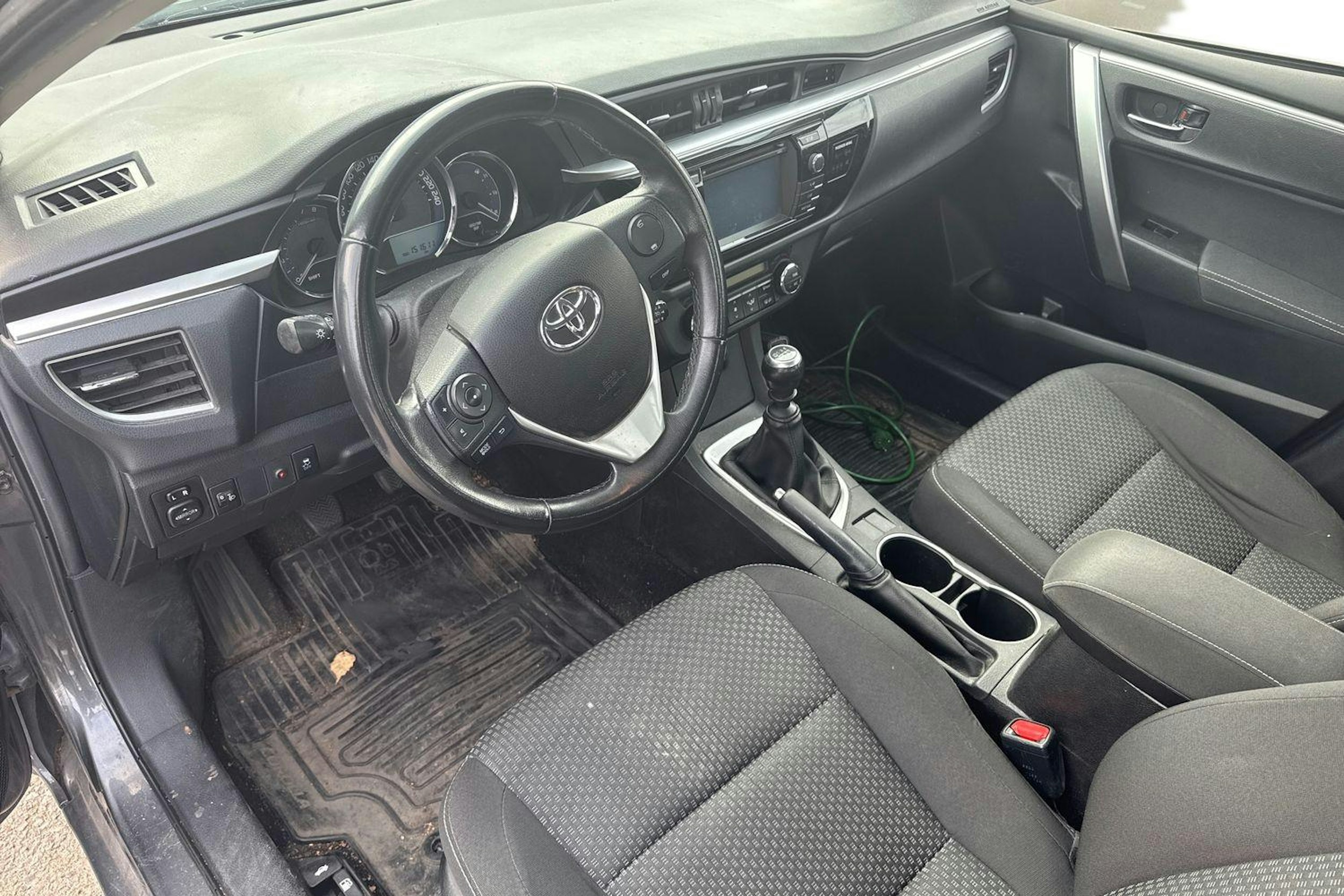 harmaa Toyota Corolla 2015 kuva 3.
