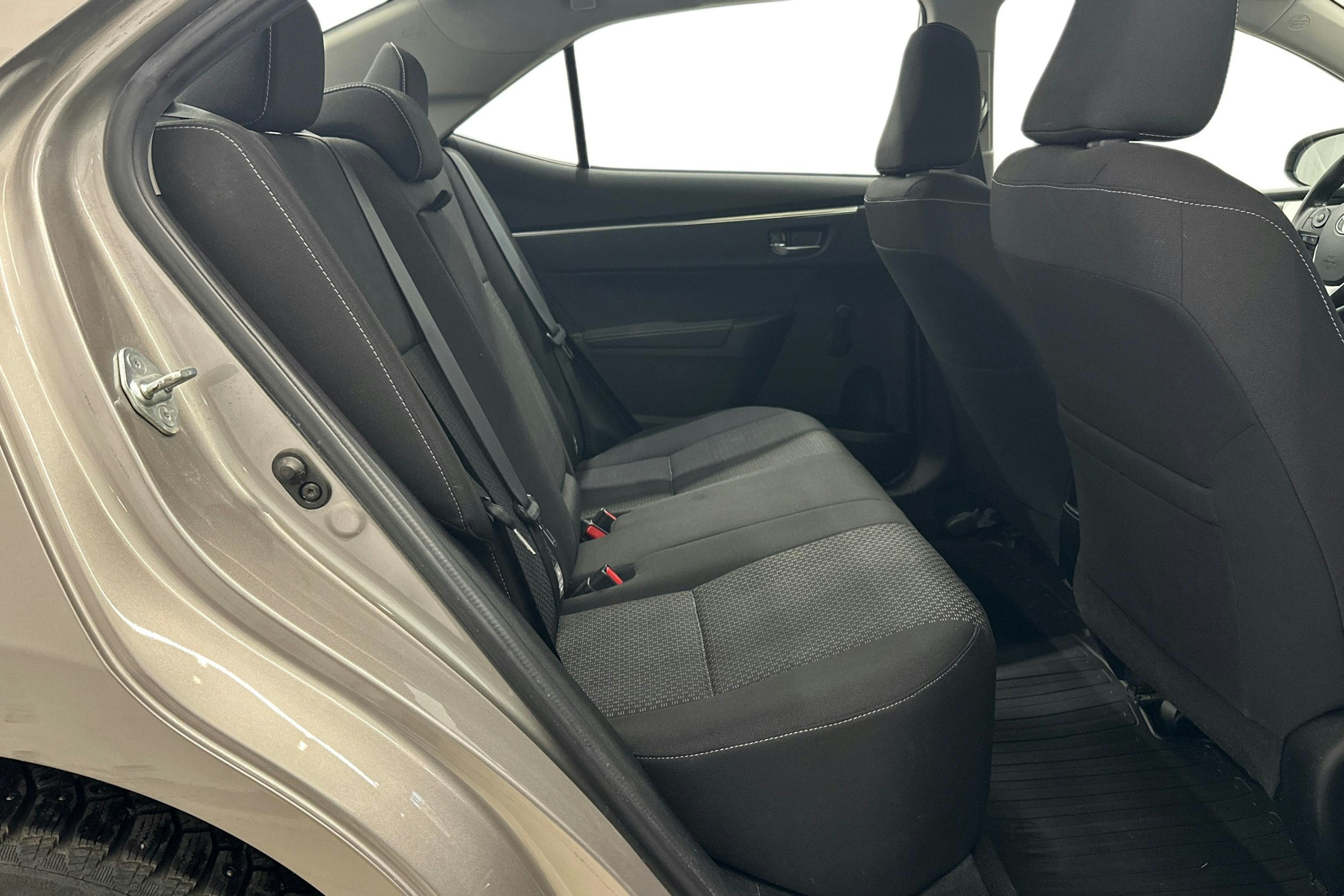 ruskea (beige) Toyota Corolla 2015 kuva 9.