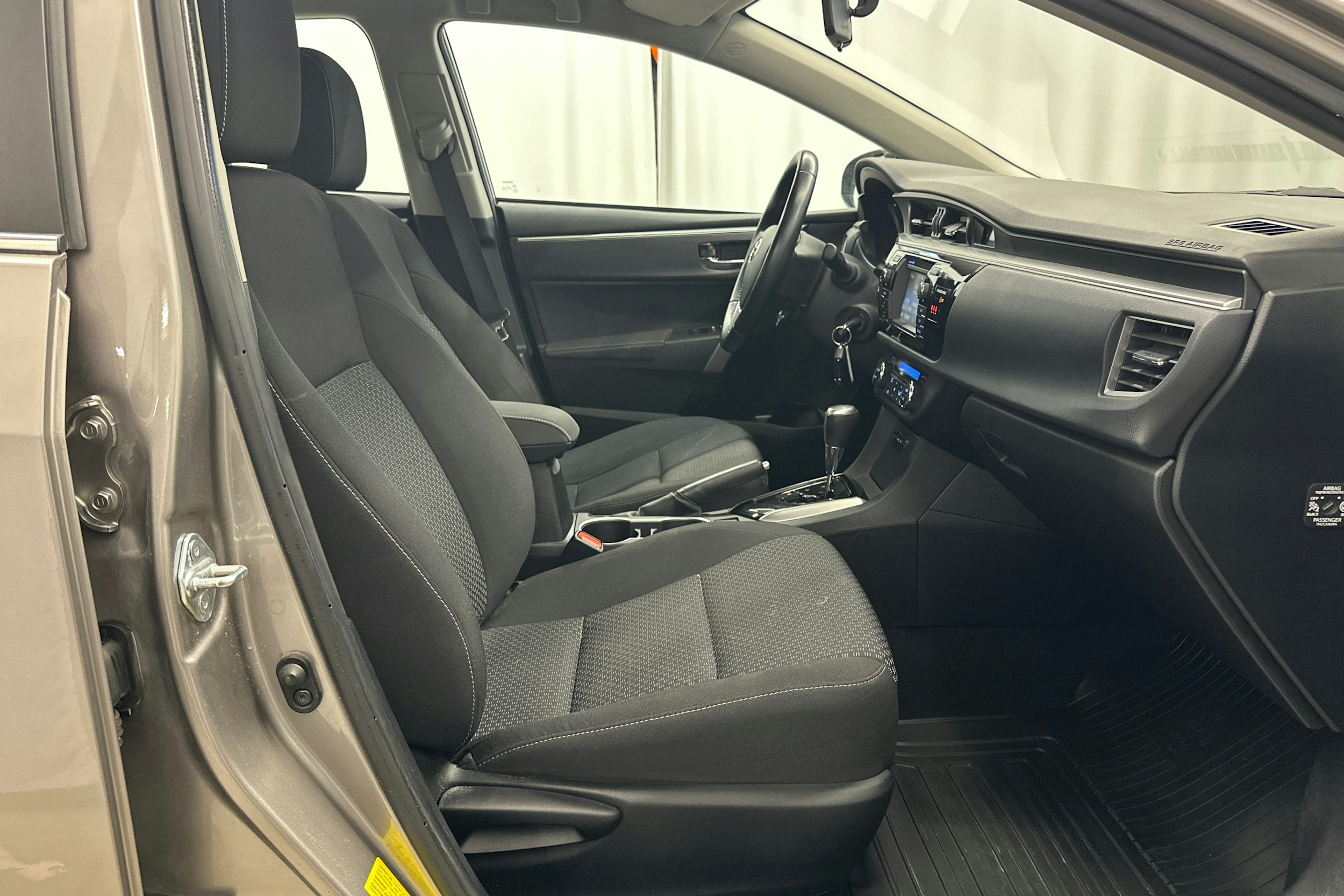 ruskea (beige) Toyota Corolla 2015 kuva 10.