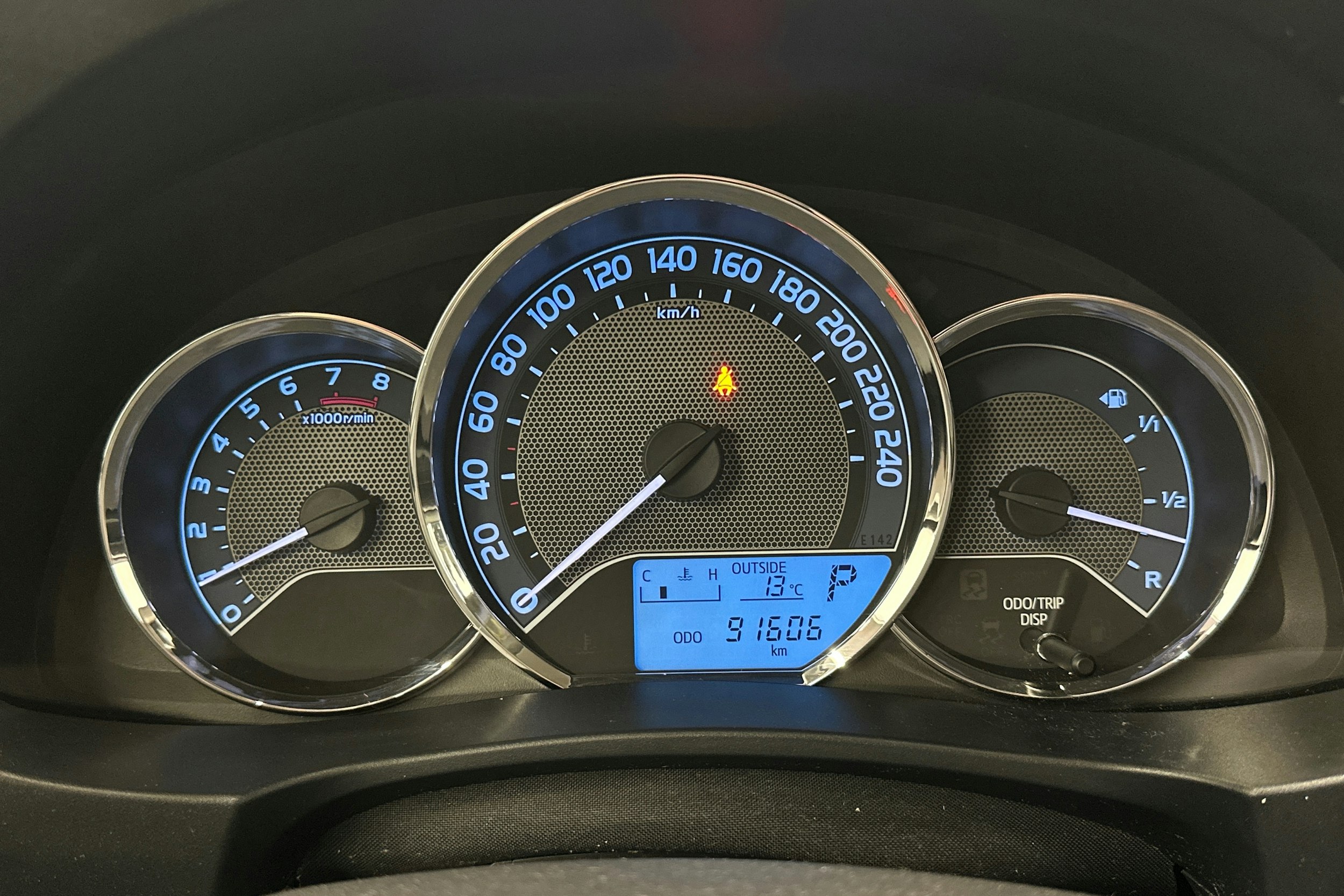 ruskea (beige) Toyota Corolla 2015 kuva 16.