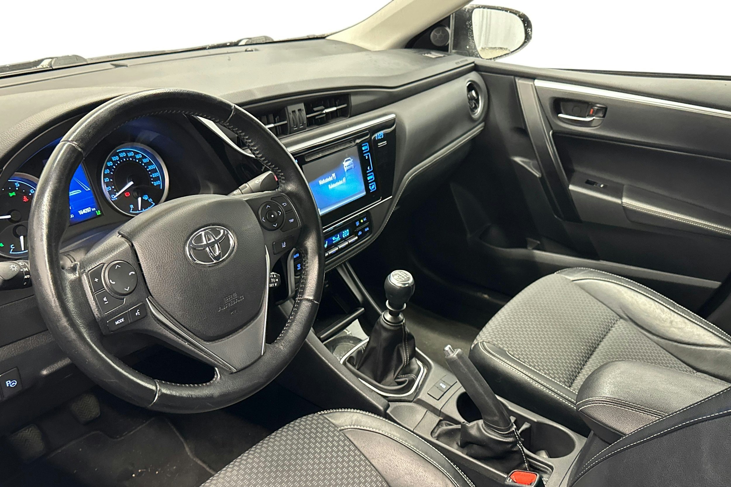 harmaa Toyota Corolla 2016 kuva 3.