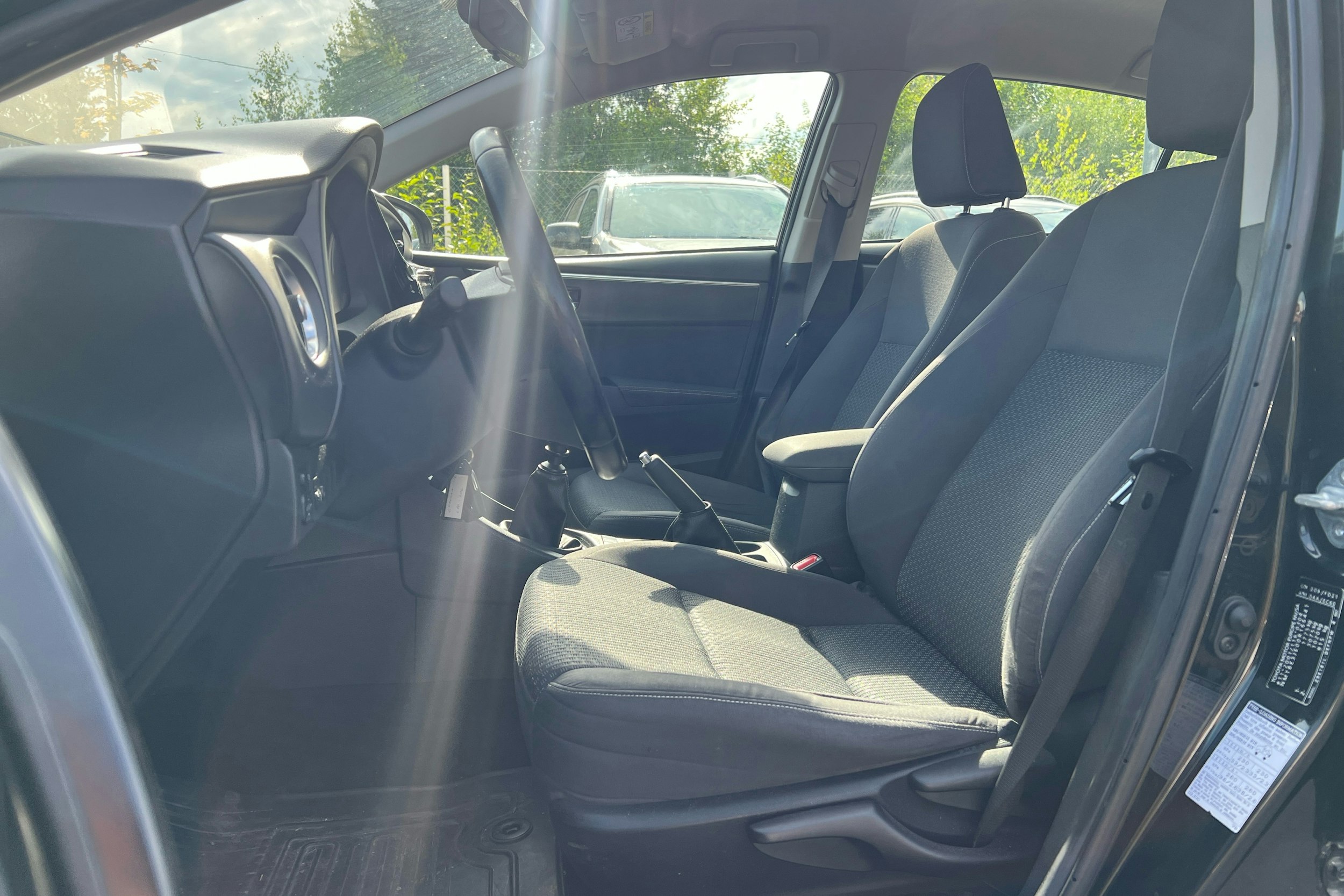 musta Toyota Corolla 2016 kuva 3.