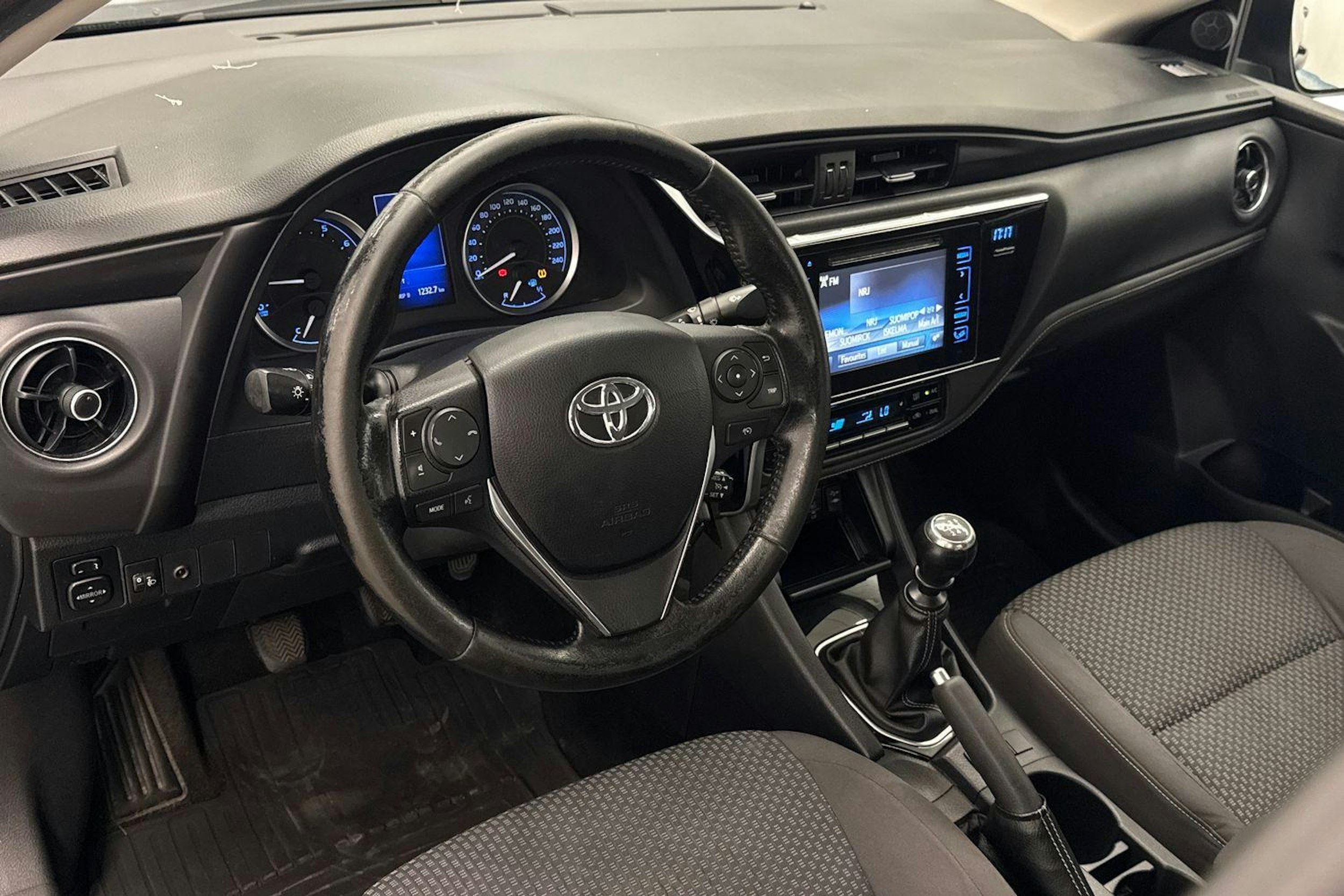 musta Toyota Corolla 2016 kuva 7.