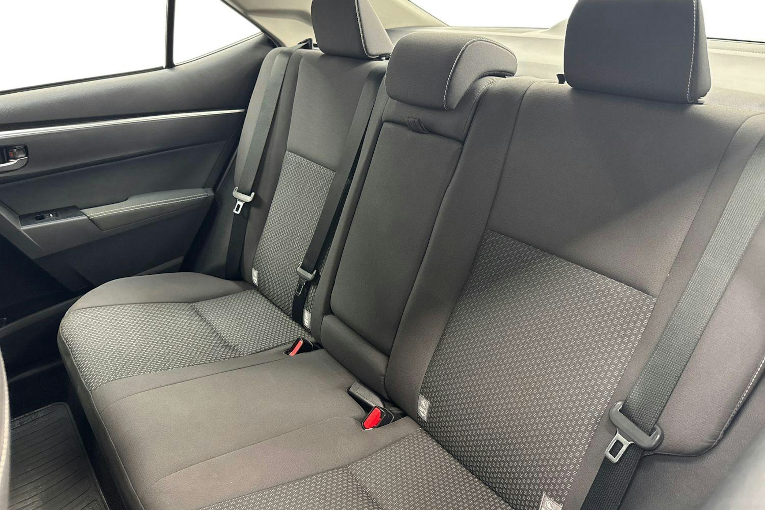 musta Toyota Corolla 2016 kuva 10.