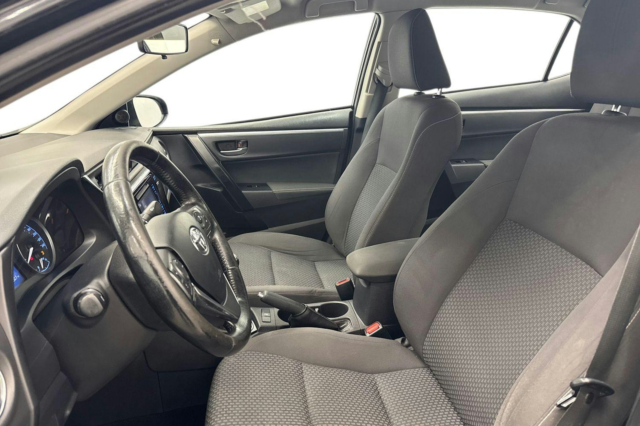 musta Toyota Corolla 2016 kuva 11.