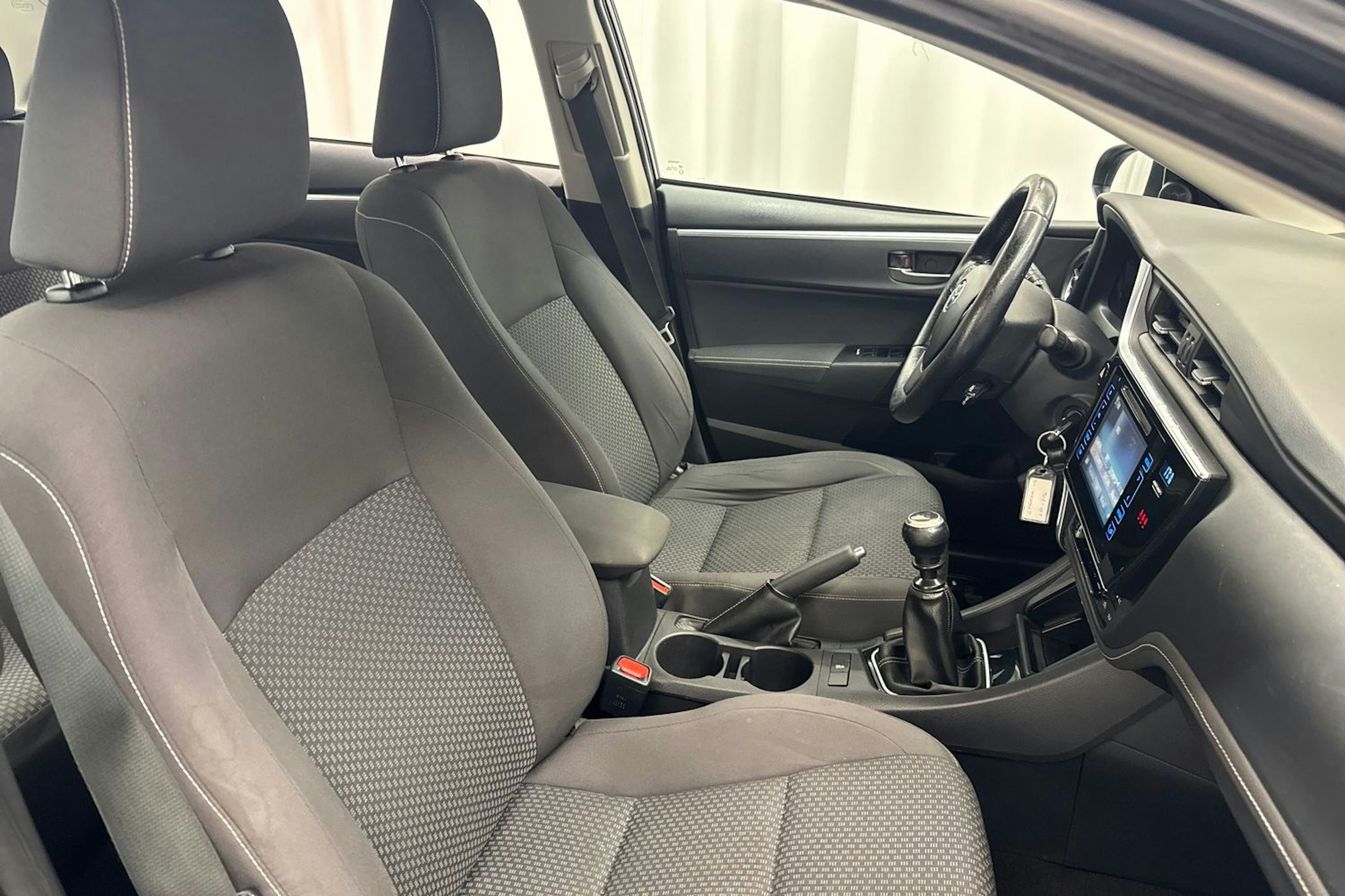 musta Toyota Corolla 2016 kuva 13.