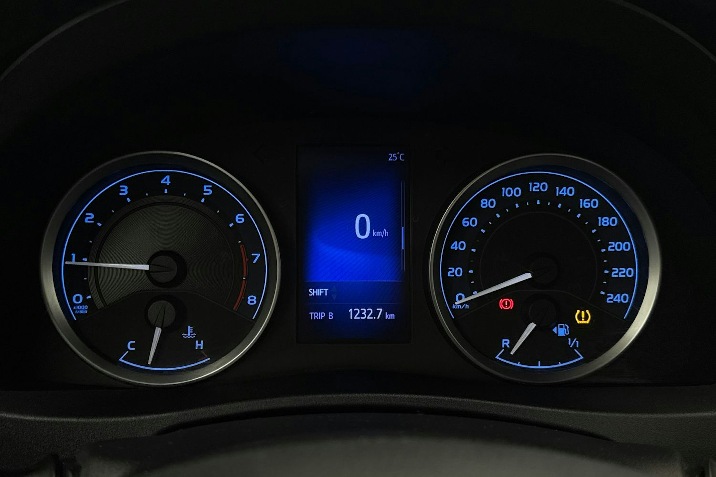 musta Toyota Corolla 2016 kuva 17.