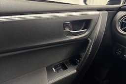 musta Toyota Corolla 2016 kuva 18.