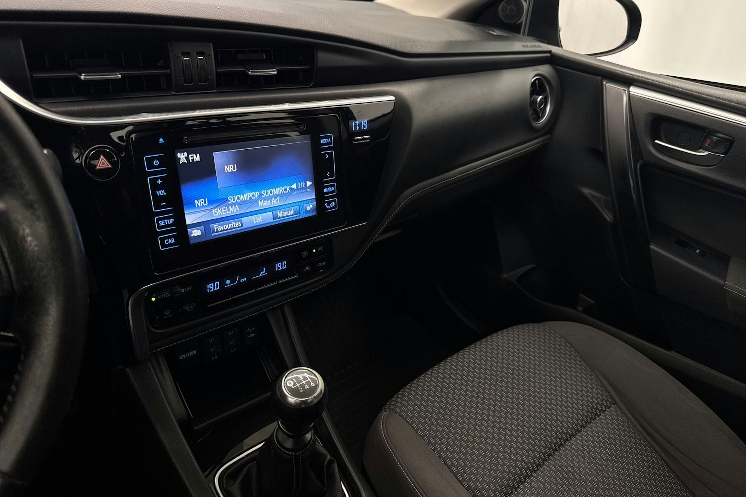 musta Toyota Corolla 2016 kuva 20.