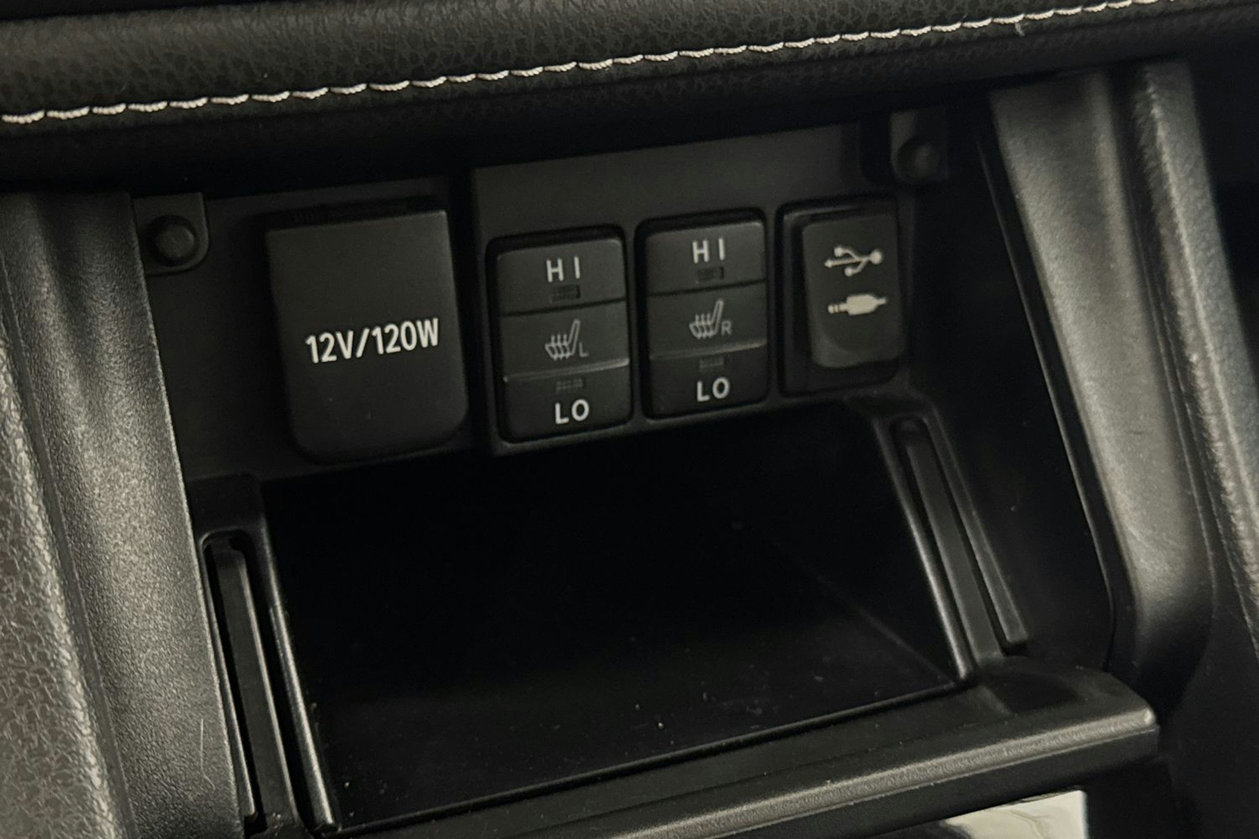 musta Toyota Corolla 2016 kuva 27.