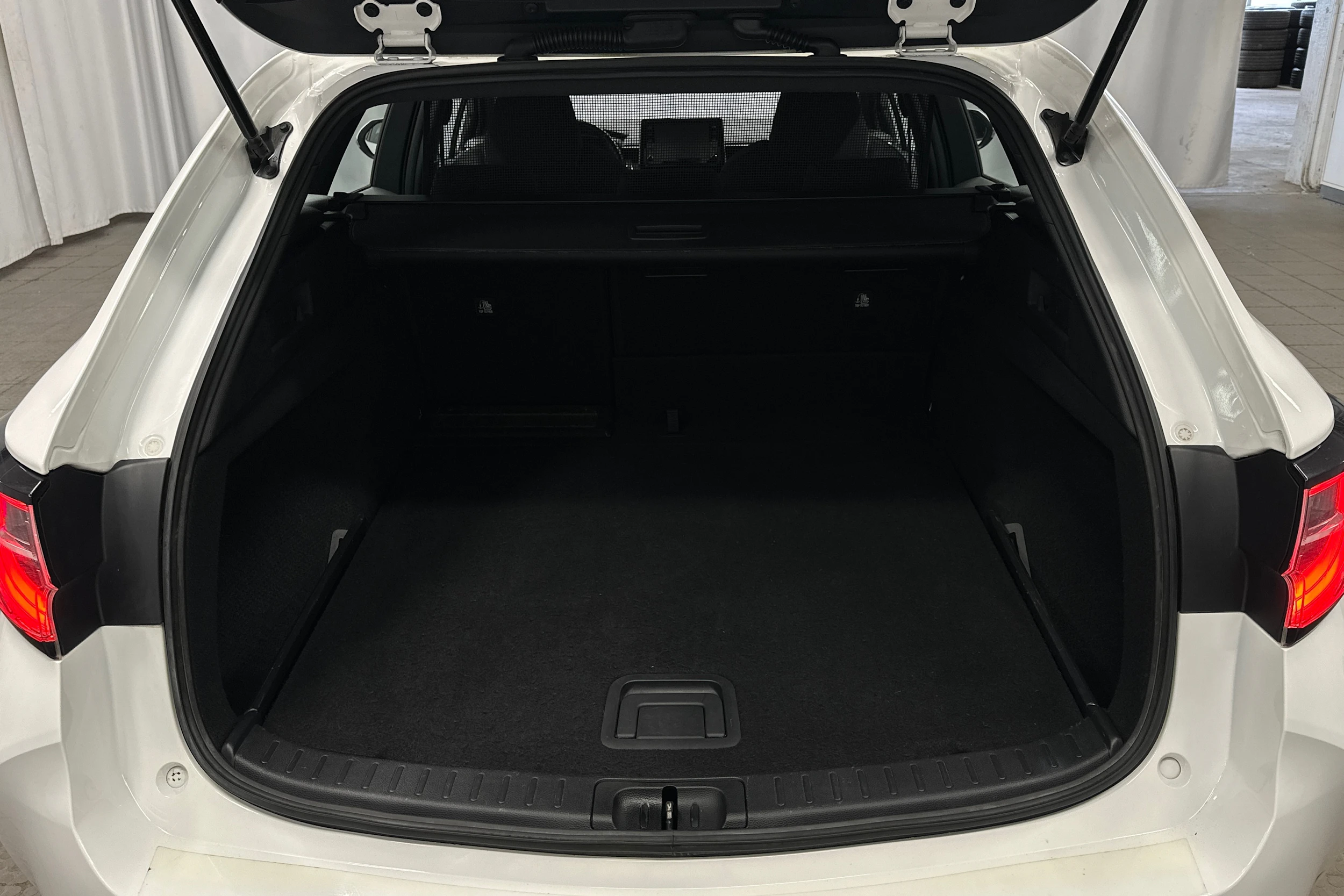 valkoinen Toyota Corolla 2019 kuva 15.