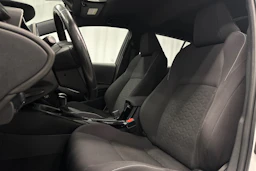 valkoinen Toyota Corolla 2019 kuva 16.