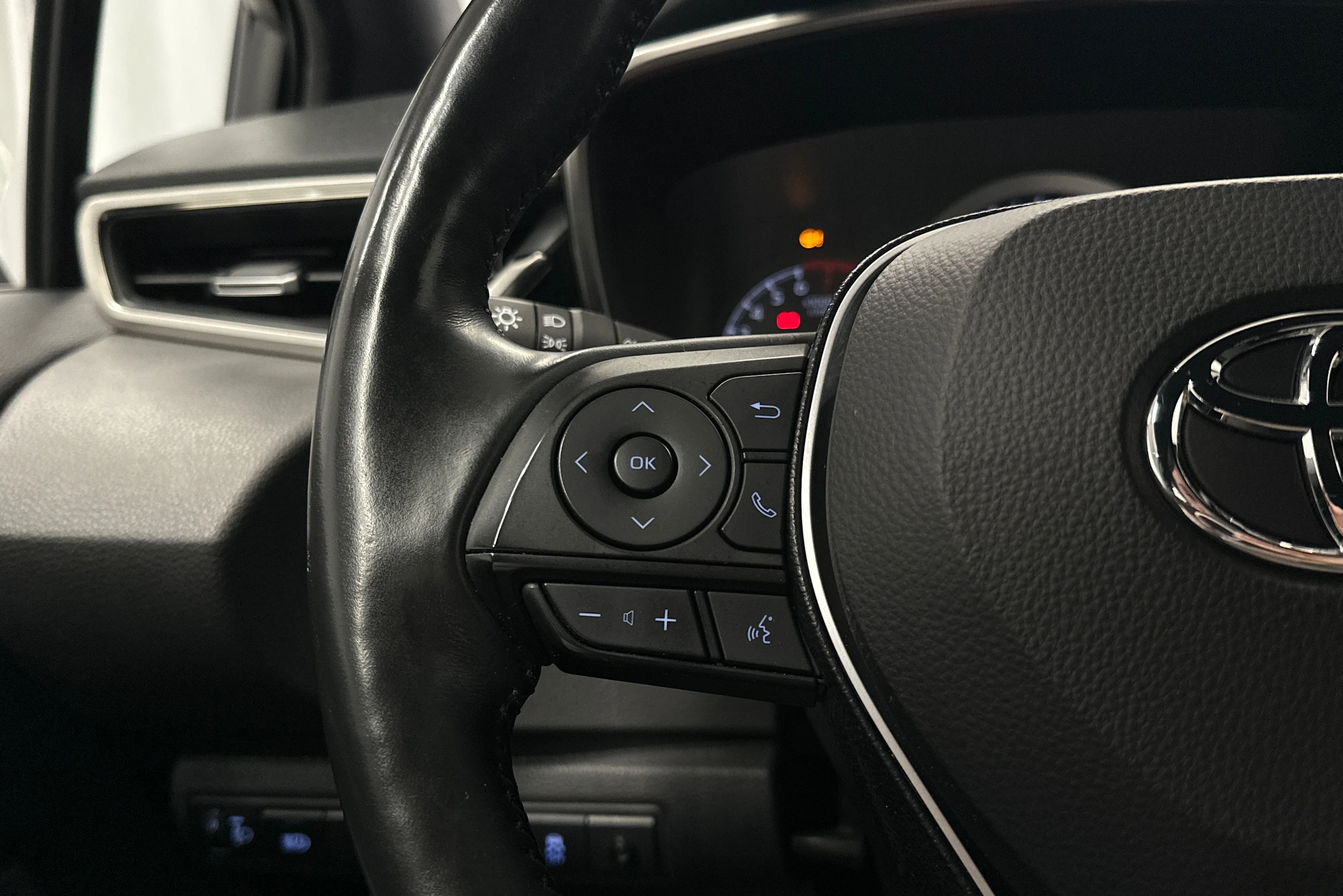 valkoinen Toyota Corolla 2019 kuva 19.