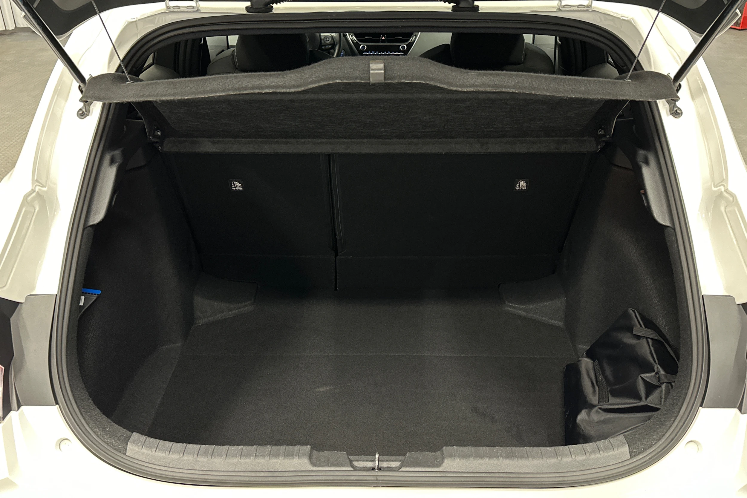 valkoinen Toyota Corolla 2019 kuva 15.