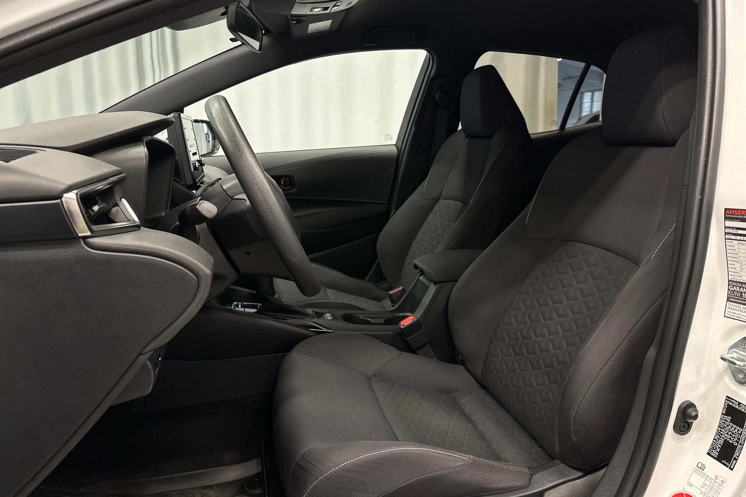 valkoinen Toyota Corolla 2019 kuva 16.