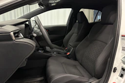 valkoinen Toyota Corolla 2019 kuva 16.