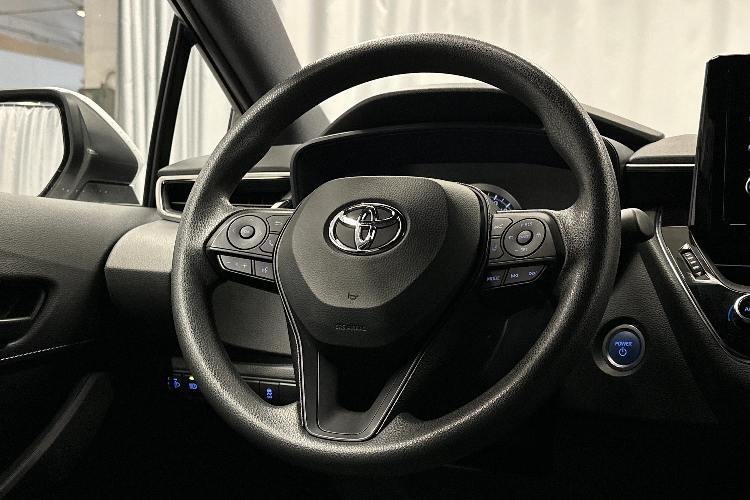 valkoinen Toyota Corolla 2019 kuva 17.