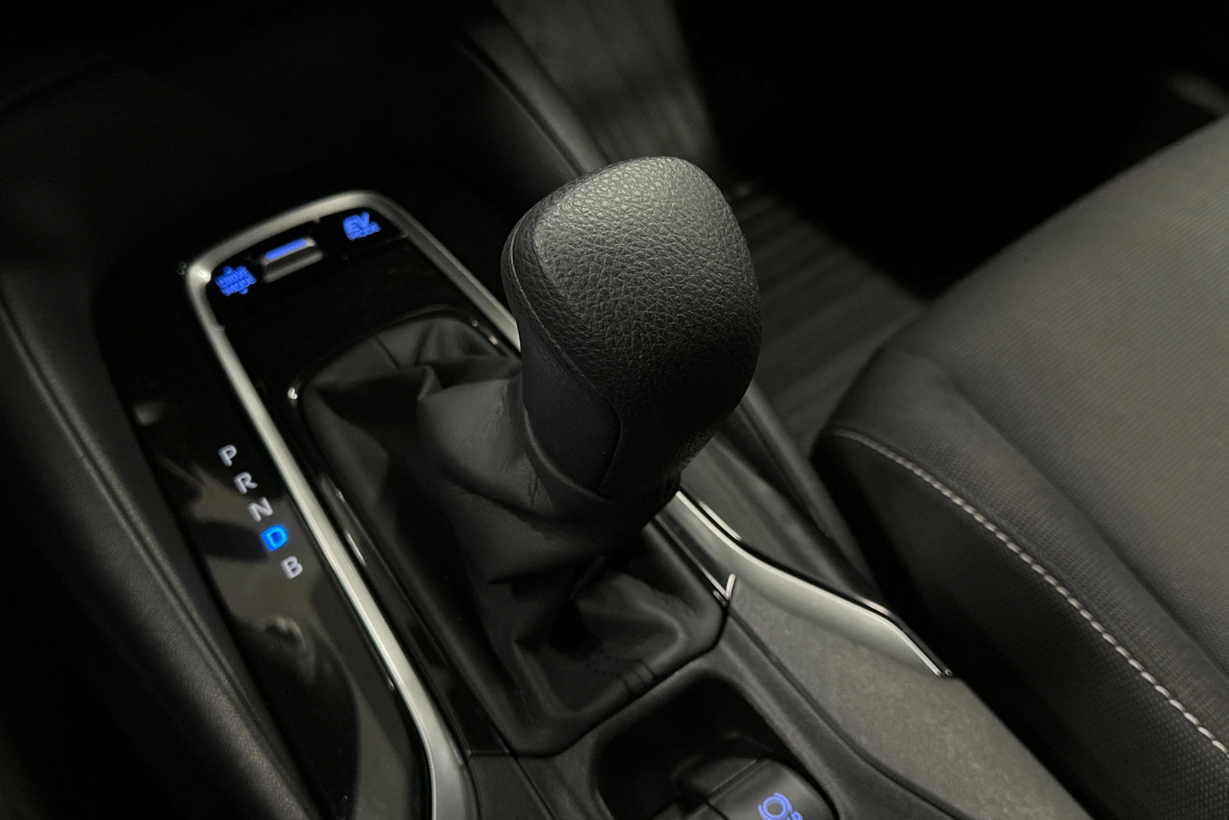 valkoinen Toyota Corolla 2019 kuva 23.