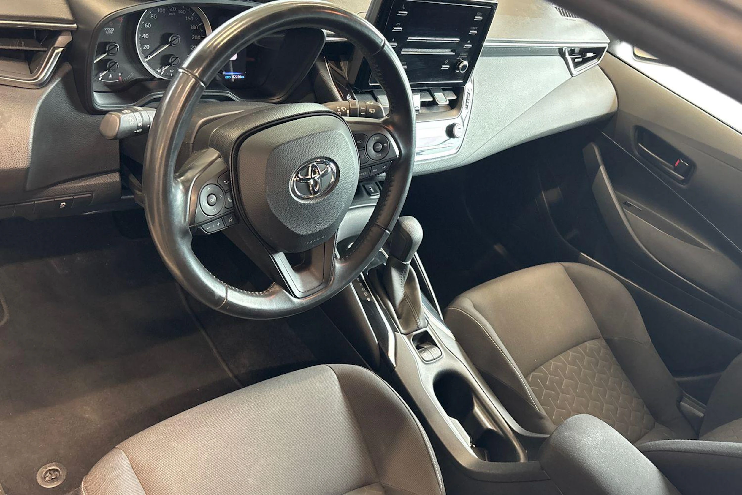 Valkoinen Toyota Corolla 2019 kuva 8.