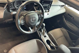 Valkoinen Toyota Corolla 2019 kuva 8.
