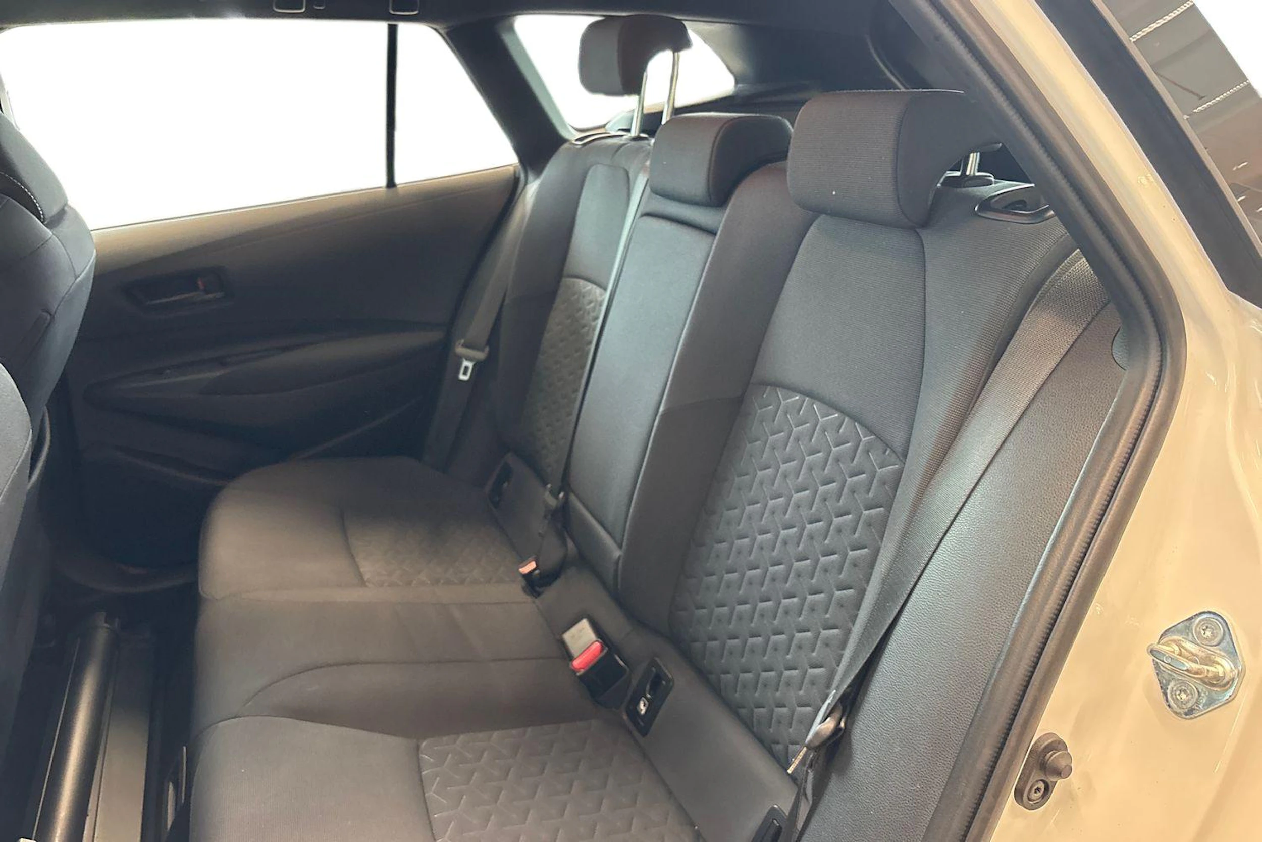 Valkoinen Toyota Corolla 2019 kuva 11.