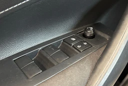 Valkoinen Toyota Corolla 2019 kuva 16.
