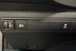 Valkoinen Toyota Corolla 2019 kuva 17.