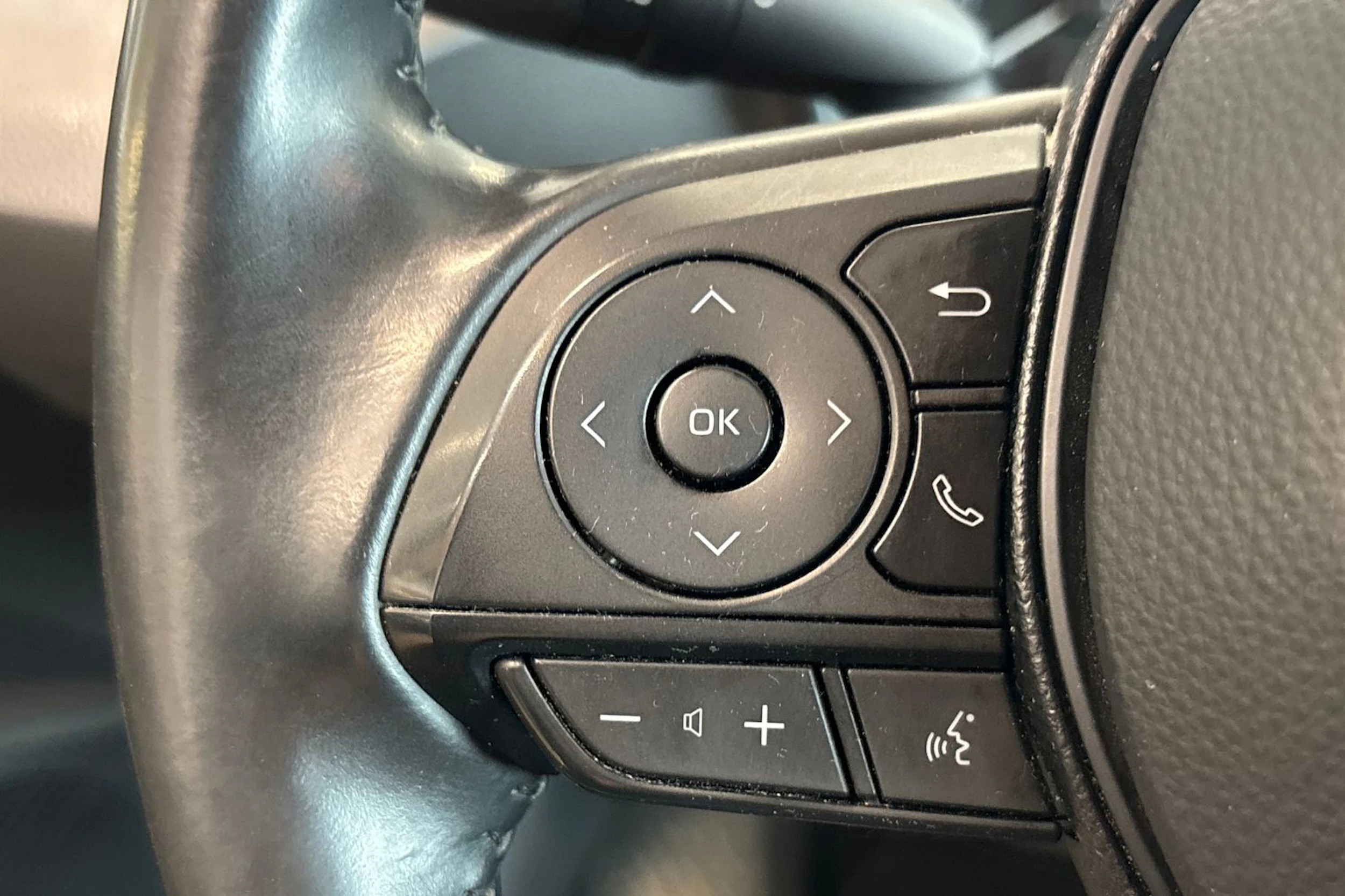 Valkoinen Toyota Corolla 2019 kuva 19.
