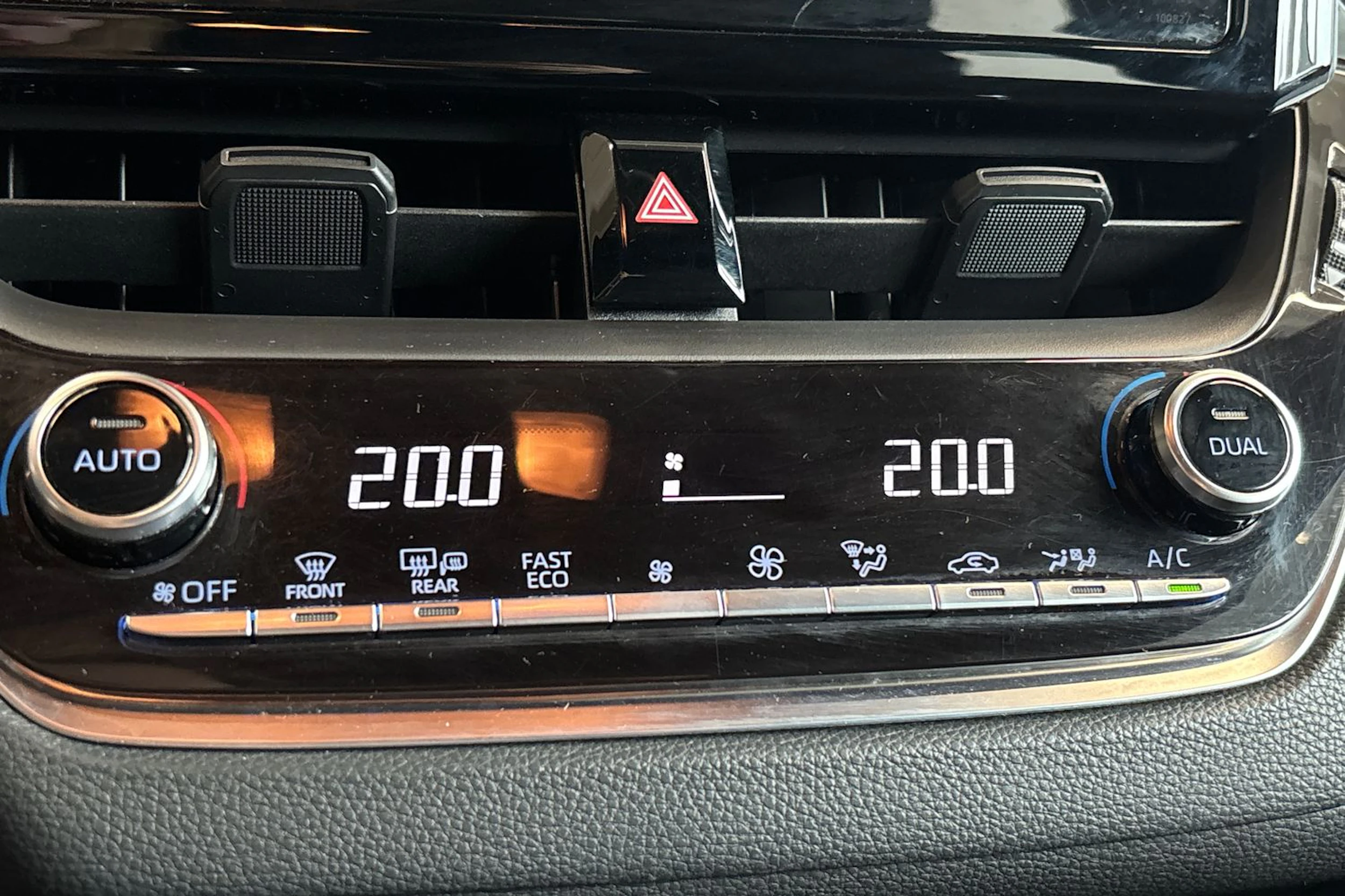 Valkoinen Toyota Corolla 2019 kuva 23.
