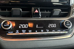 Valkoinen Toyota Corolla 2019 kuva 23.