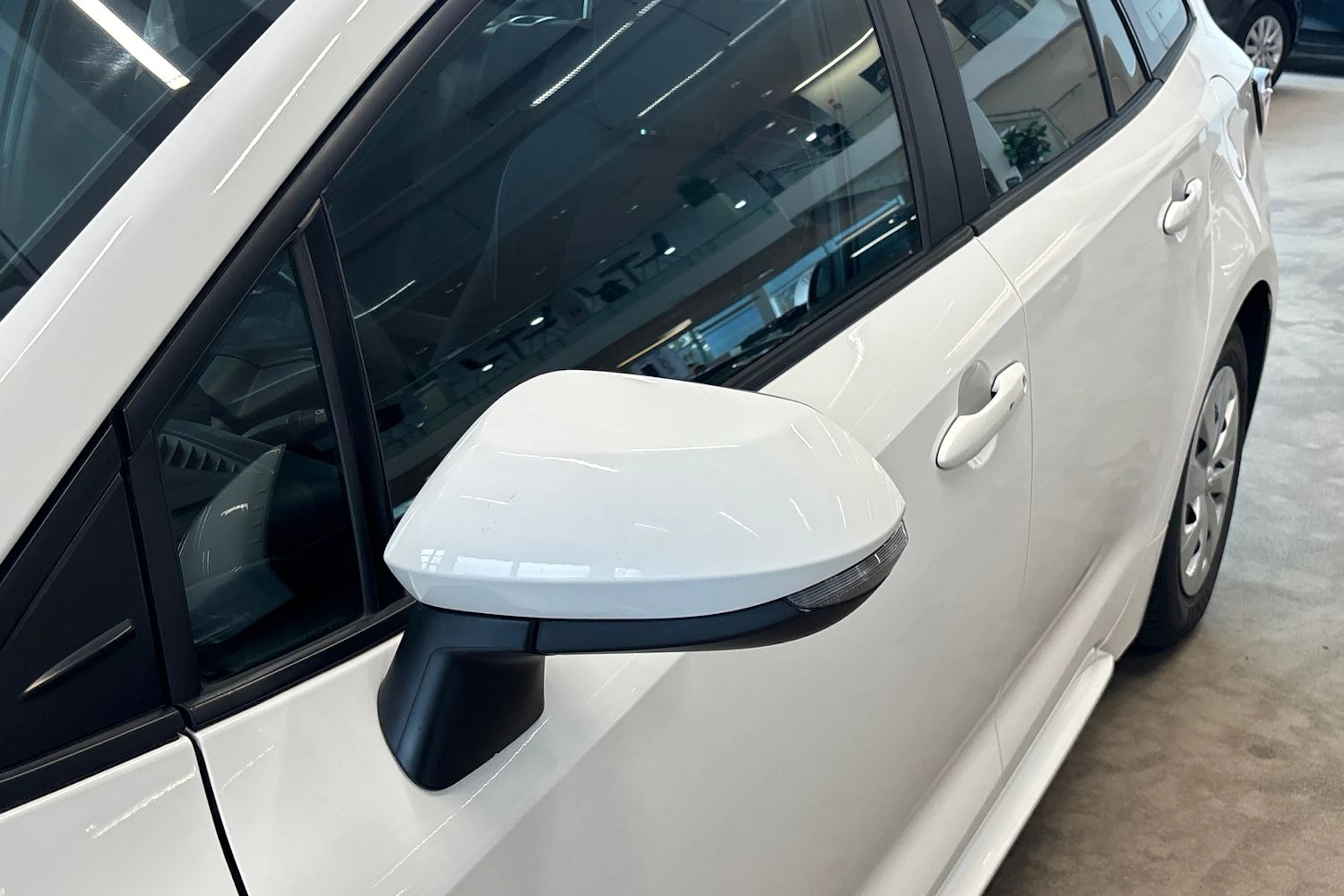 Valkoinen Toyota Corolla 2019 kuva 32.