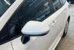 Valkoinen Toyota Corolla 2019 kuva 32.