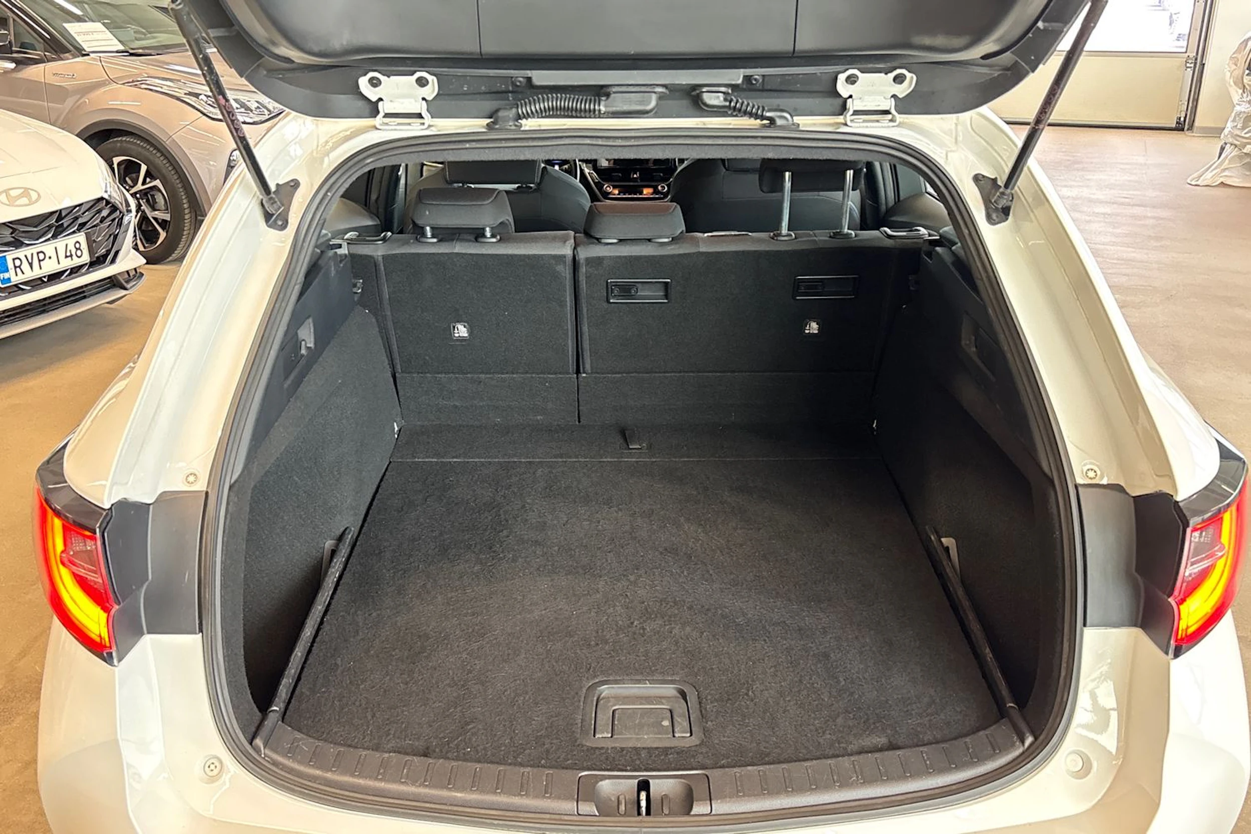 Valkoinen Toyota Corolla 2019 kuva 33.