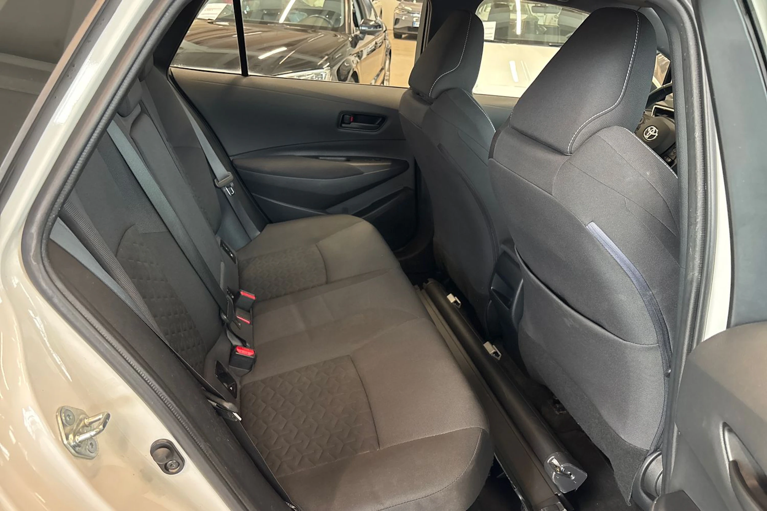 Valkoinen Toyota Corolla 2019 kuva 34.