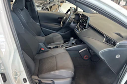 Valkoinen Toyota Corolla 2019 kuva 35.