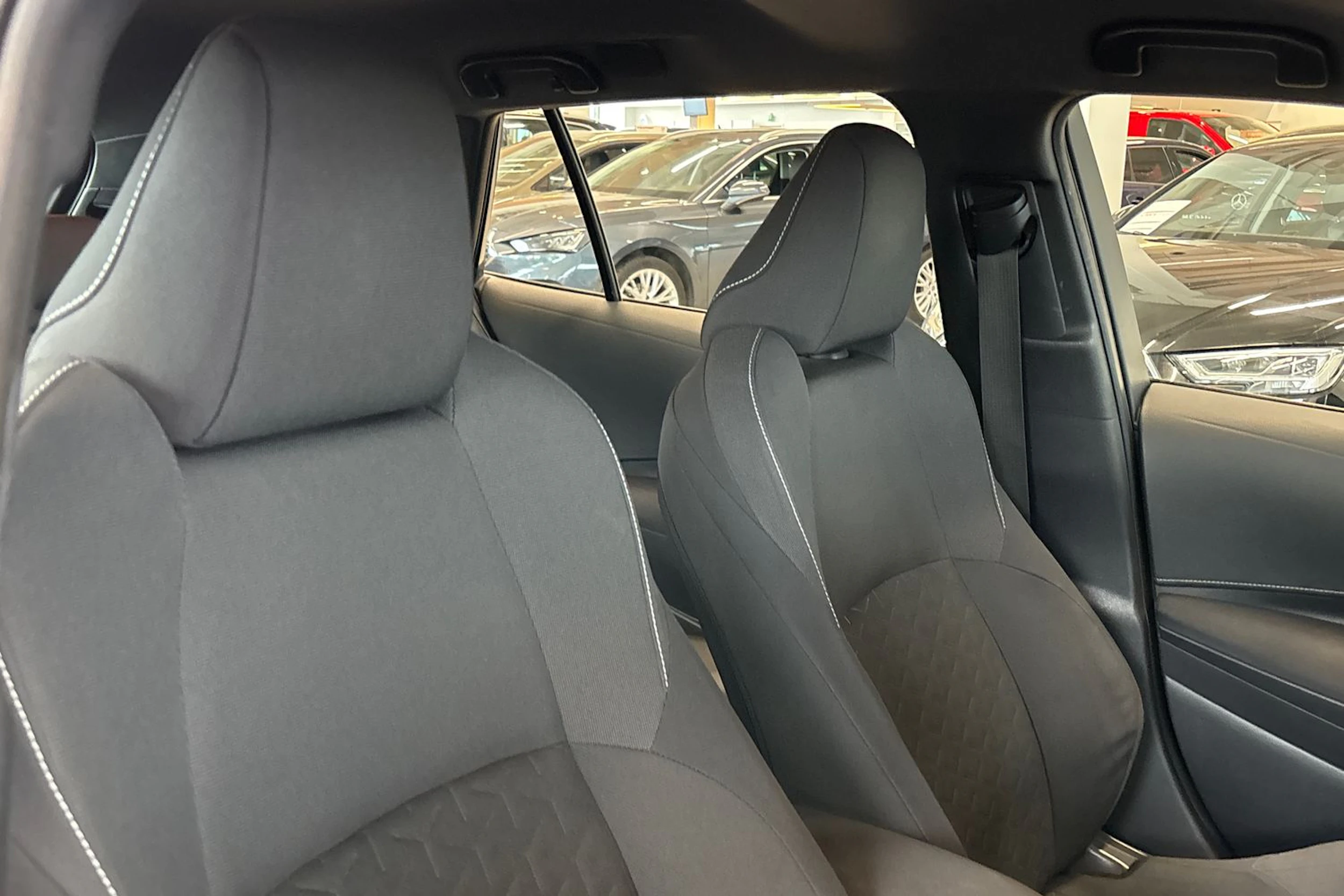 Valkoinen Toyota Corolla 2019 kuva 36.
